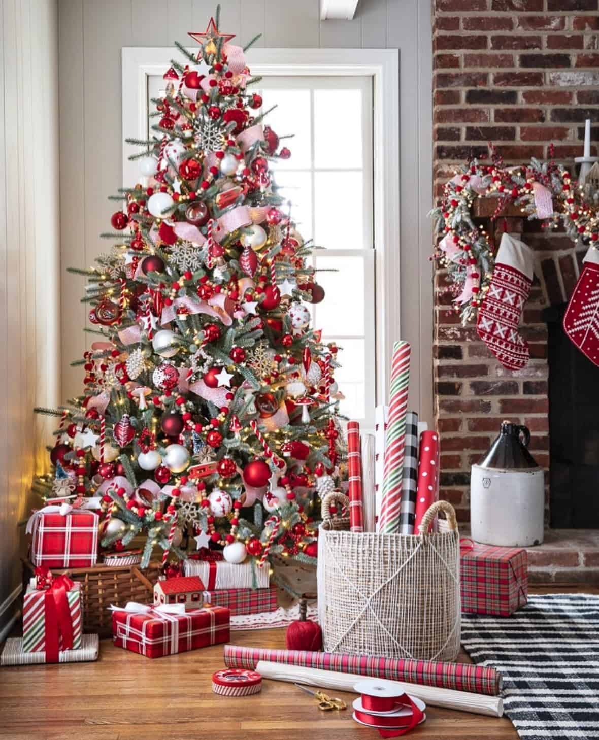 christmas-tree-with-red-white-decorations
