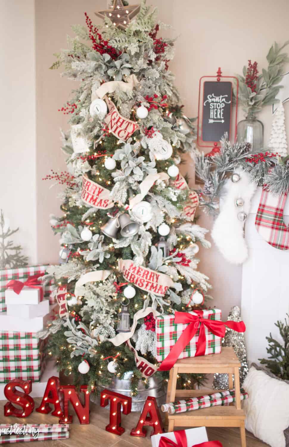 classic-christmas-tree-decor