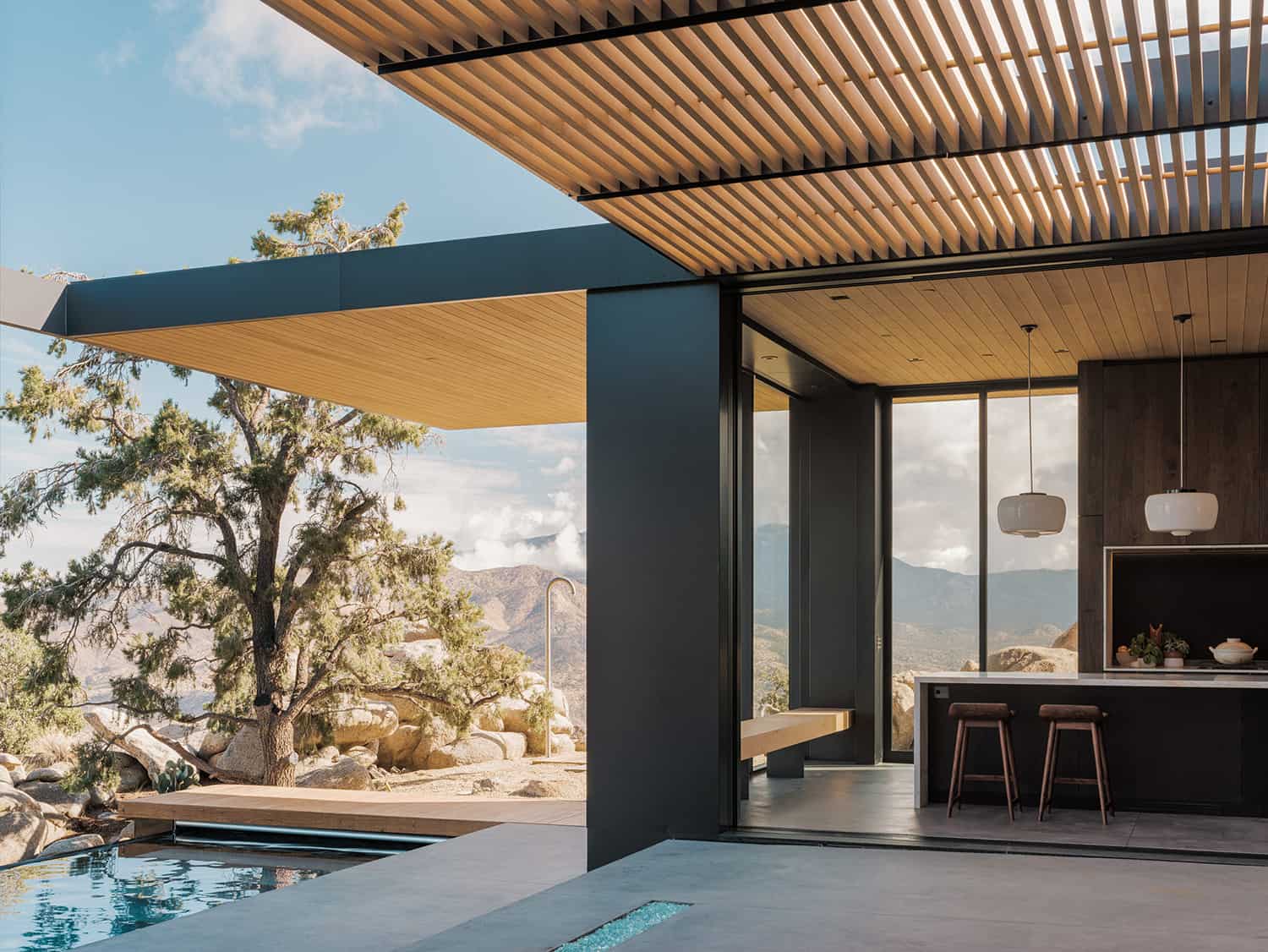 modern-desert-retreat-patio