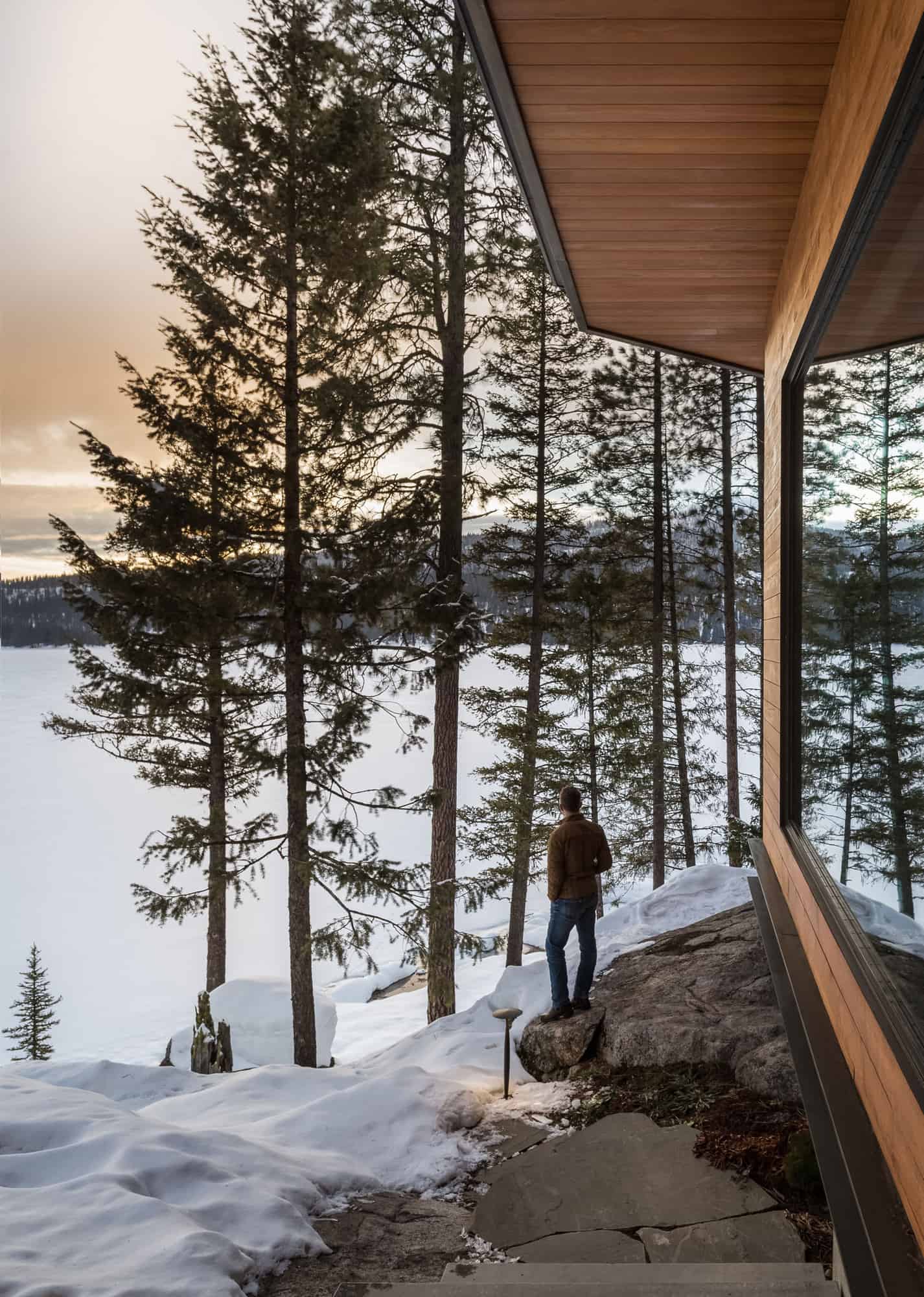 modern-lake-house-exterior-with-snow