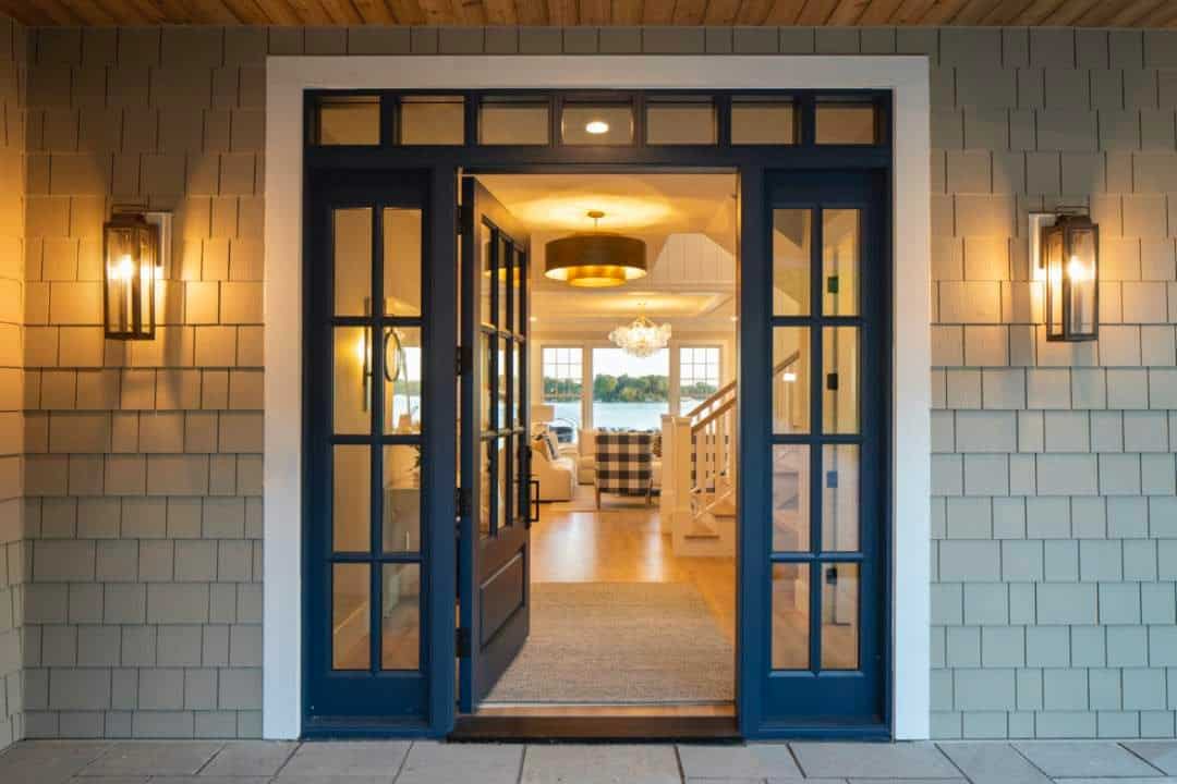 nantucket-coastal-style-home-entry