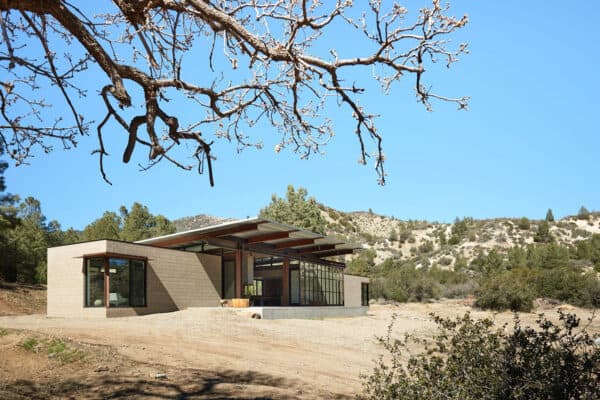 featured posts image for Amazing net-zero family retreat merged into the high desert of California