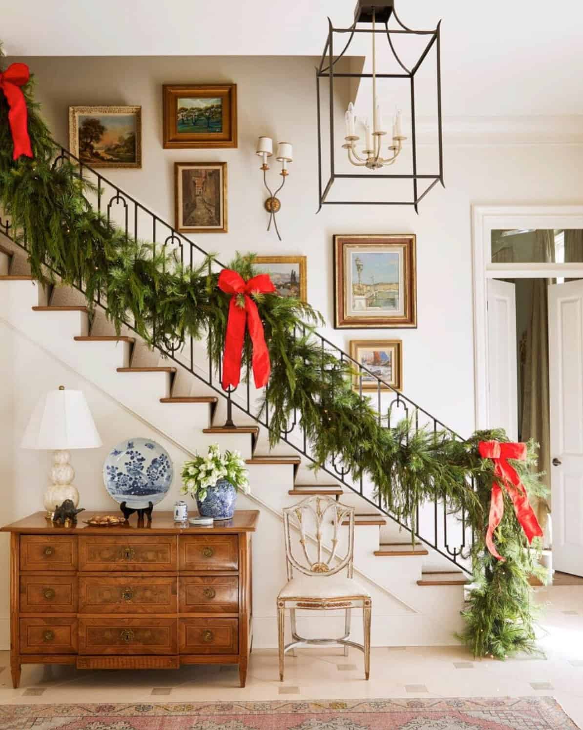 staircase-banister-with-garland