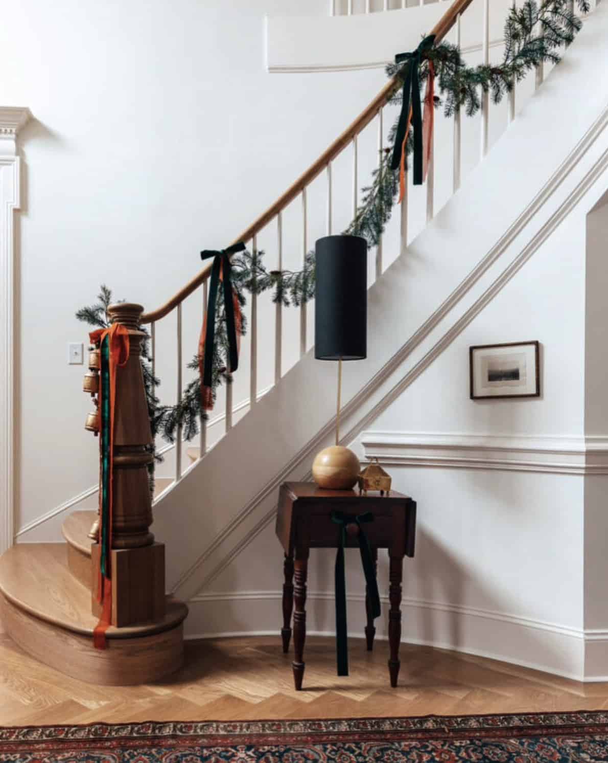 simple-and-understated-staircase-garland-with-ribbon
