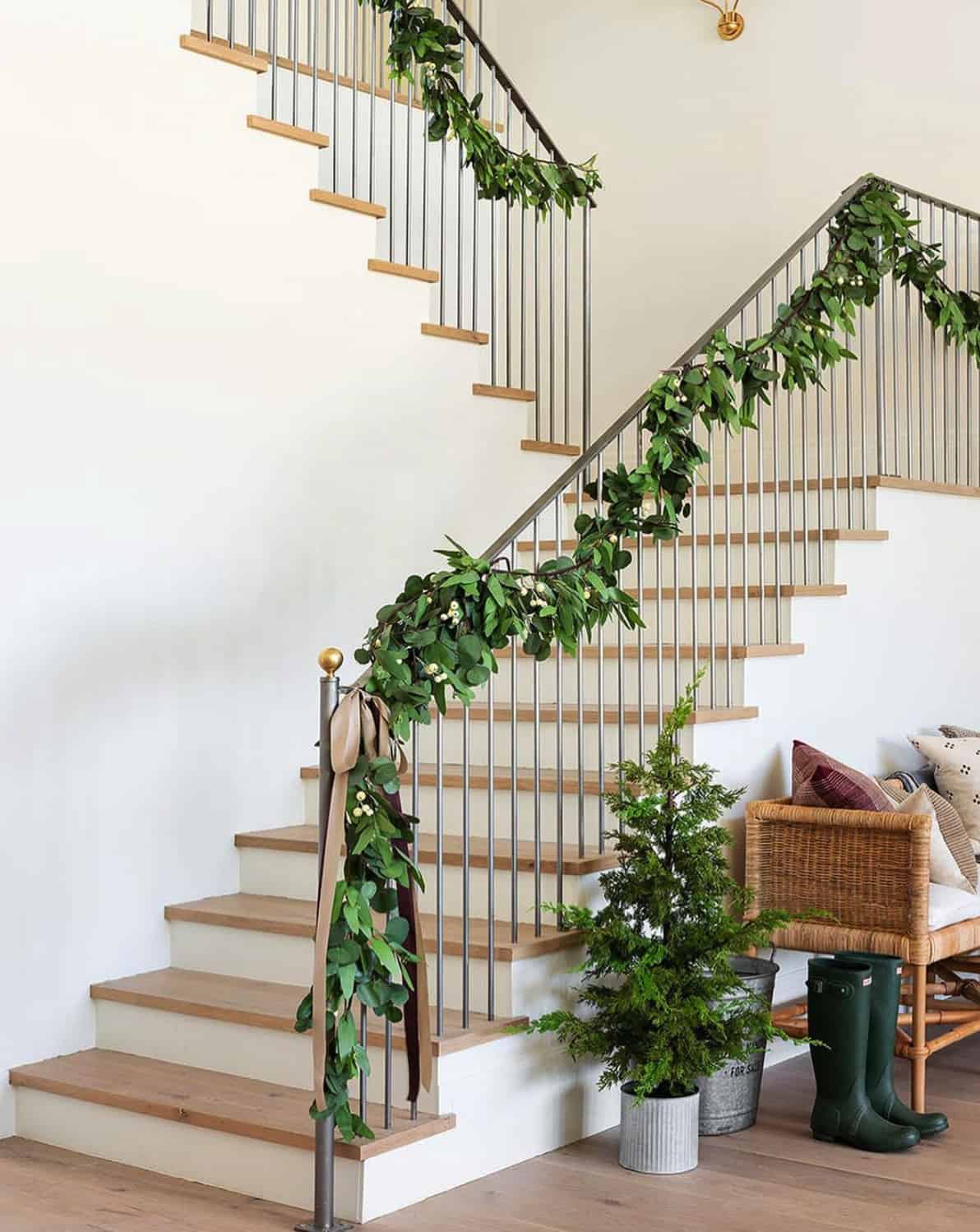 simple-garland-on-a-staircase-banister