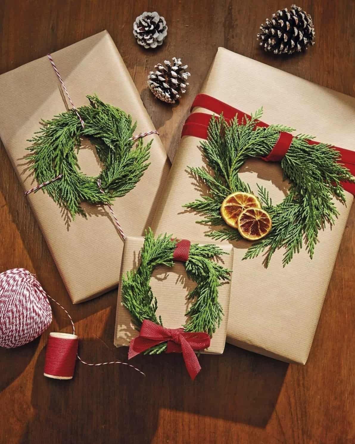 kraft-paper-wrapped-gifts-with-mini-wreaths