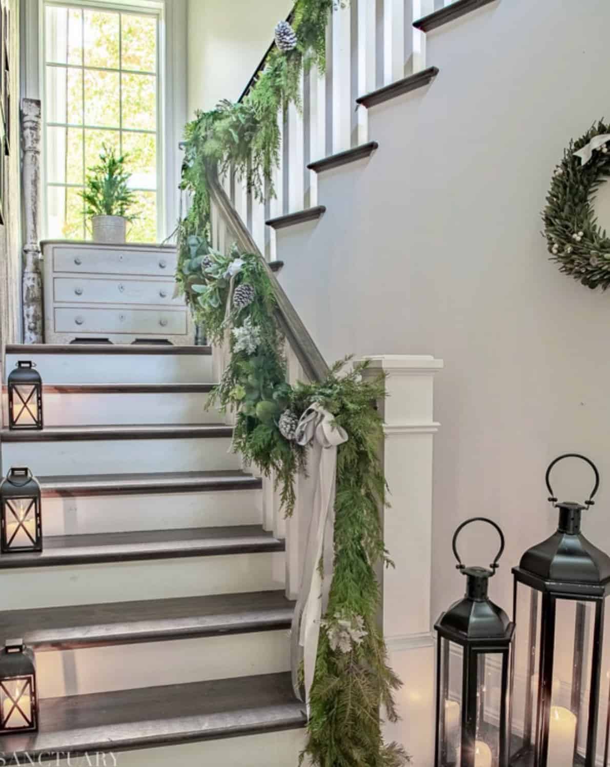 beautiful-garland-on-a-staircase-railing