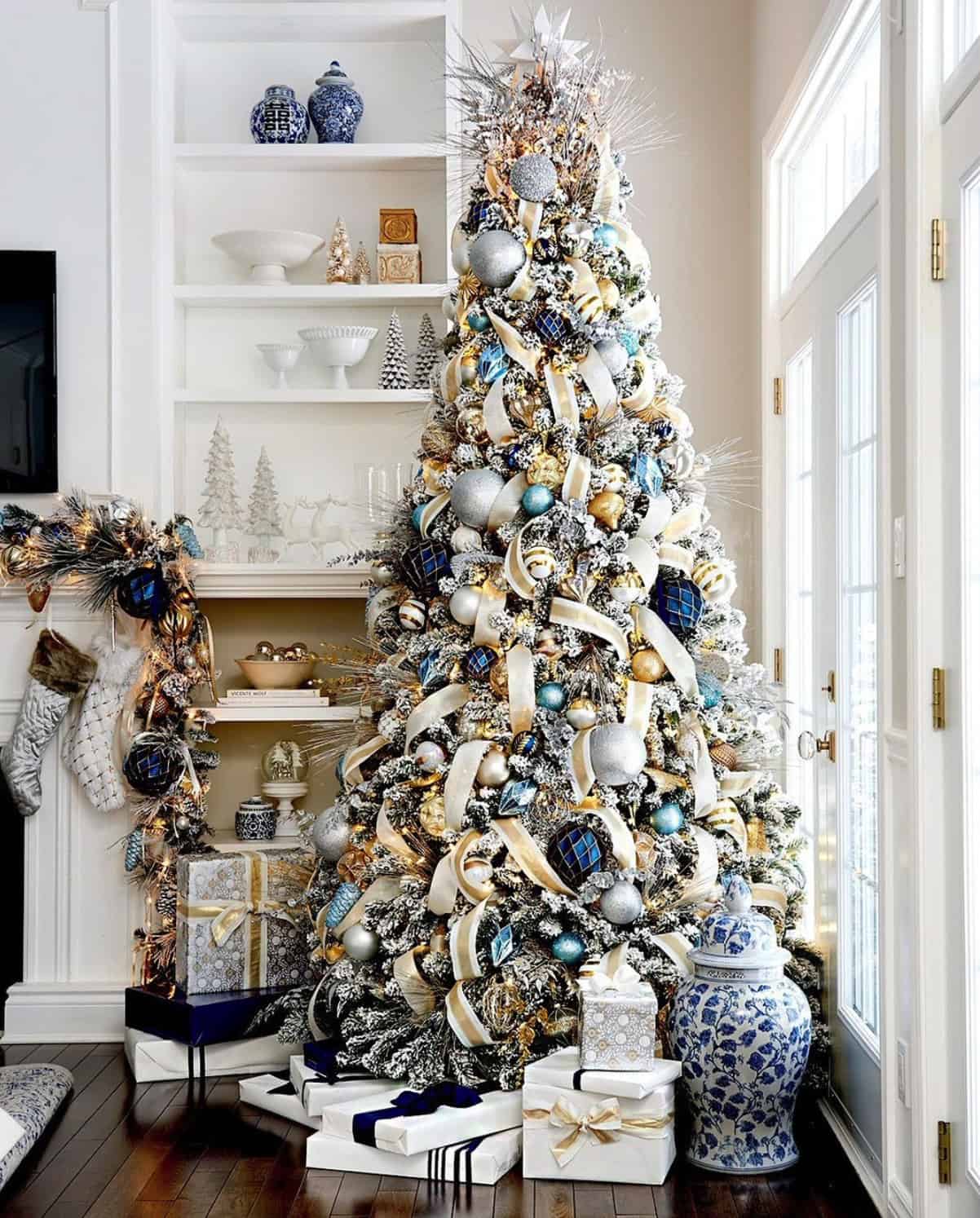 blue-christmas-decorations-in-the-living-room