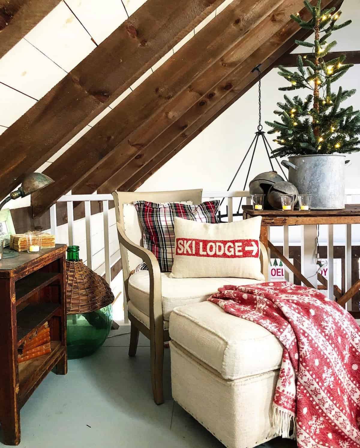 rustic-farmhouse-cozy-reading-nook-with-christmas-decorations