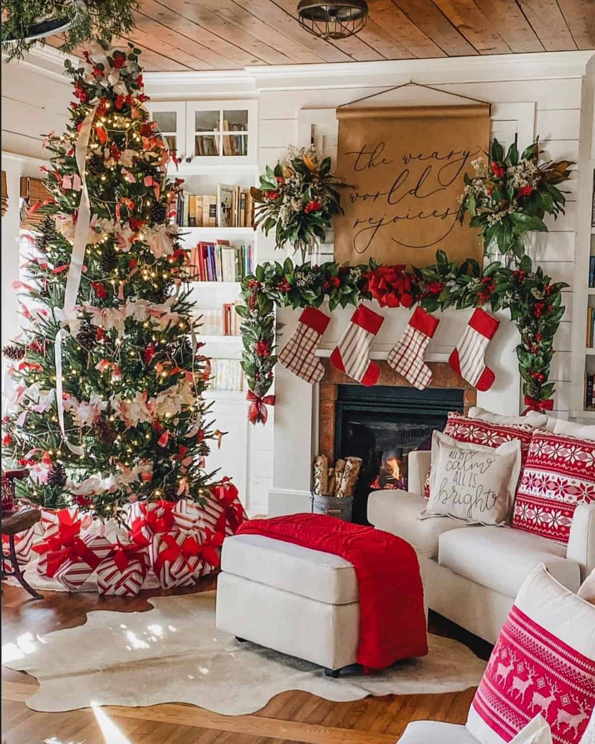 red-white-and-green-christmas-decorated-living-room