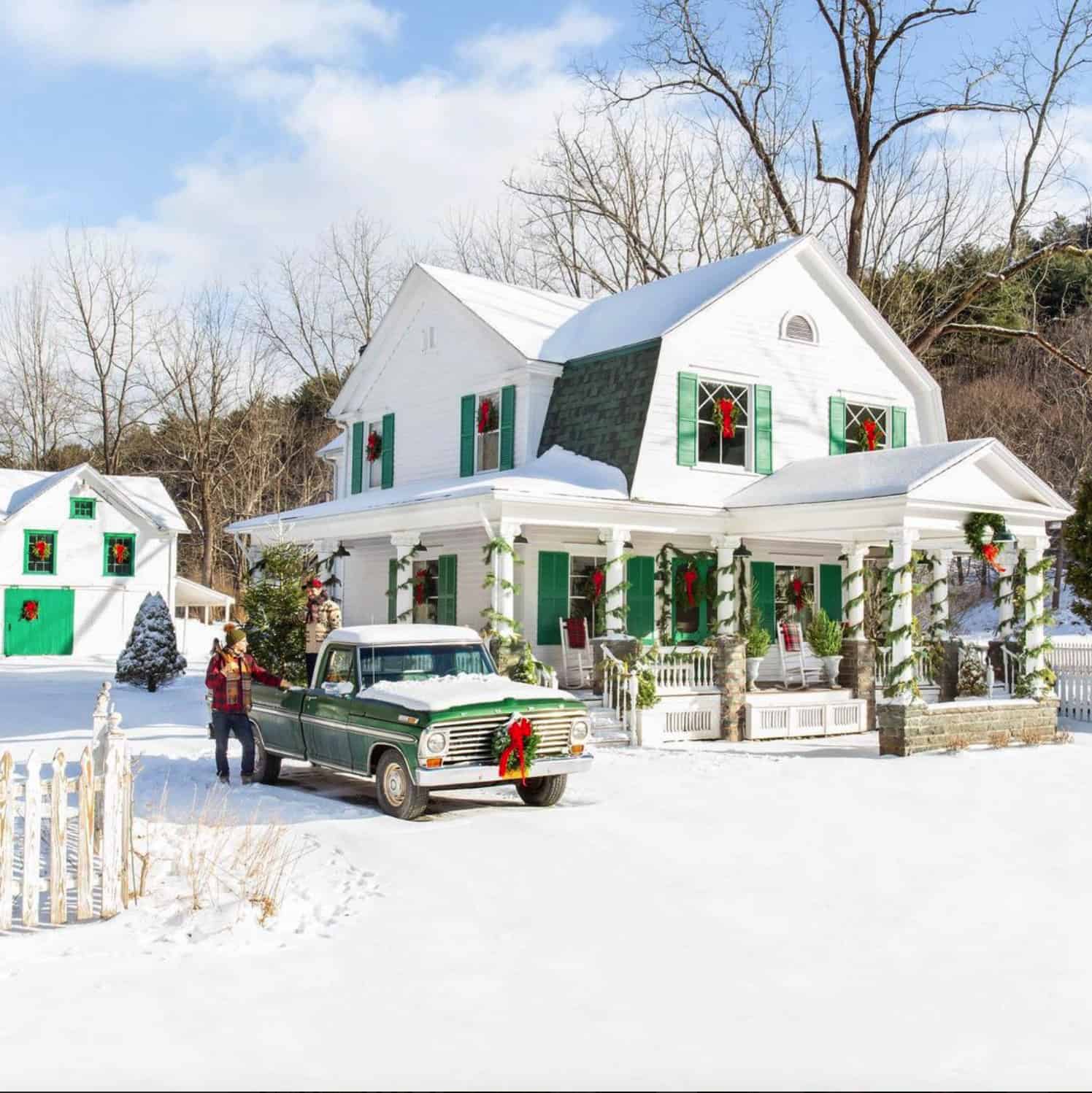 christmas-decorated-house-exterior-with-snow