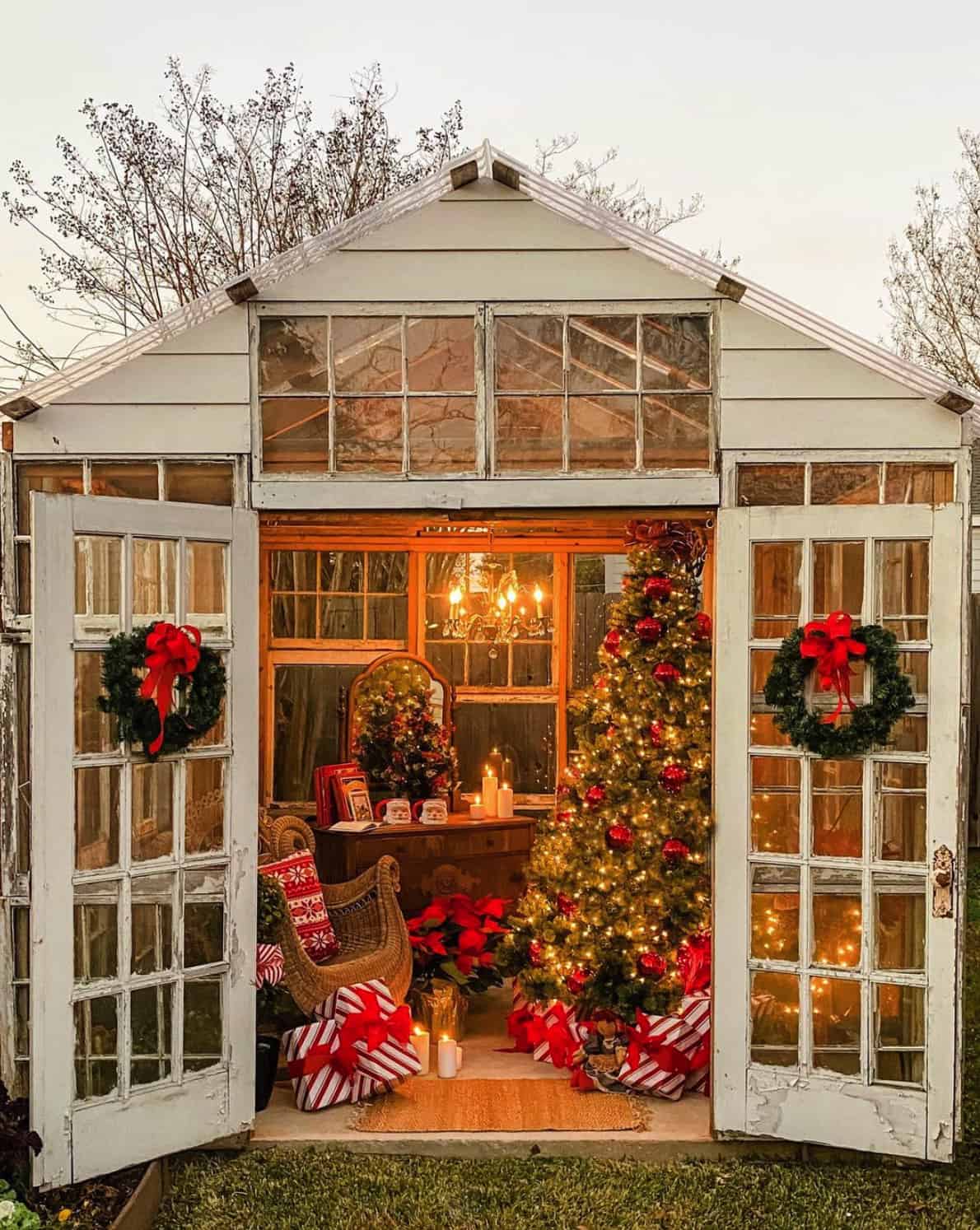 christmas-decorated-greenhouse