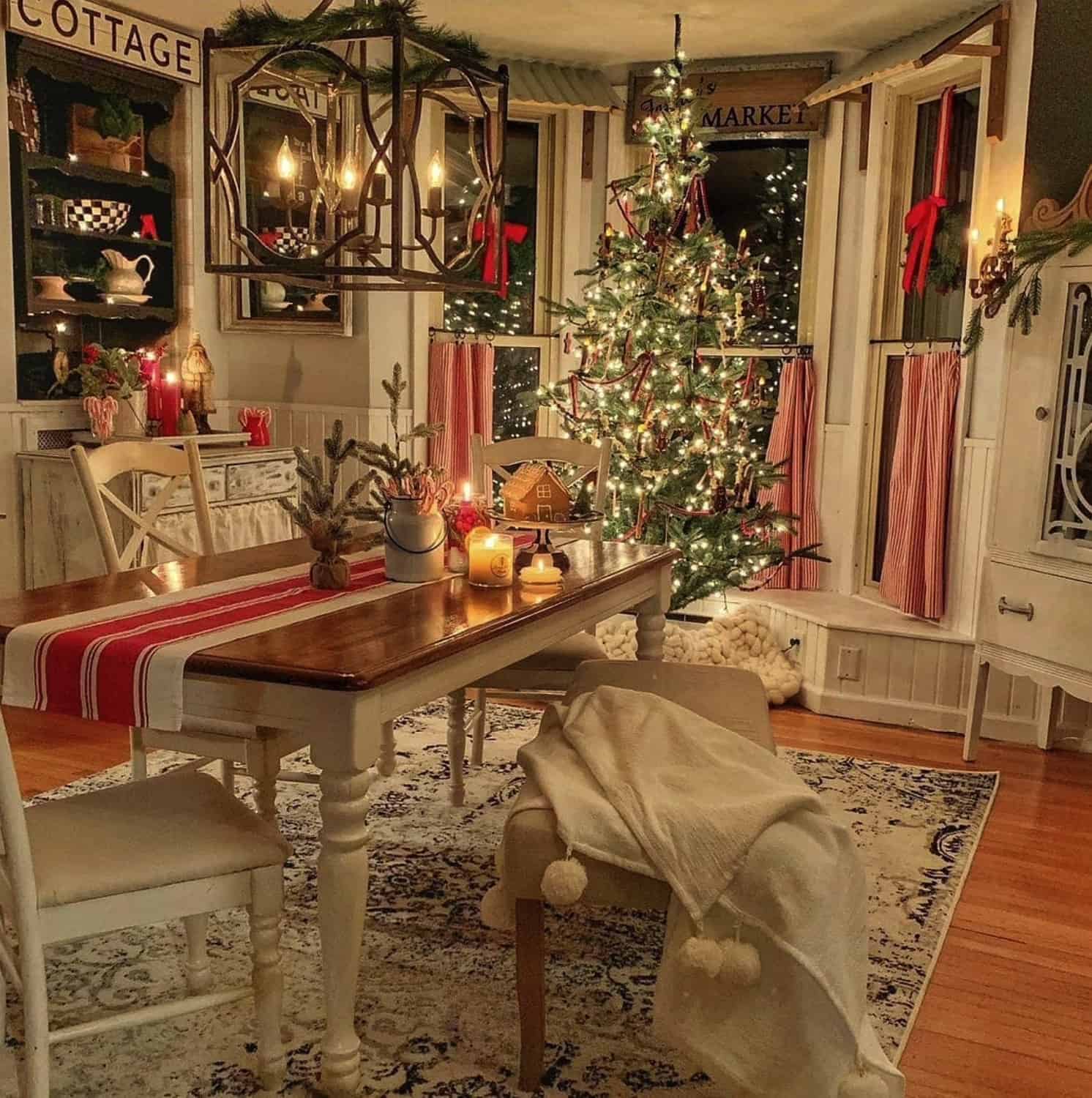 rustic-dining-room-decorated-for-christmas