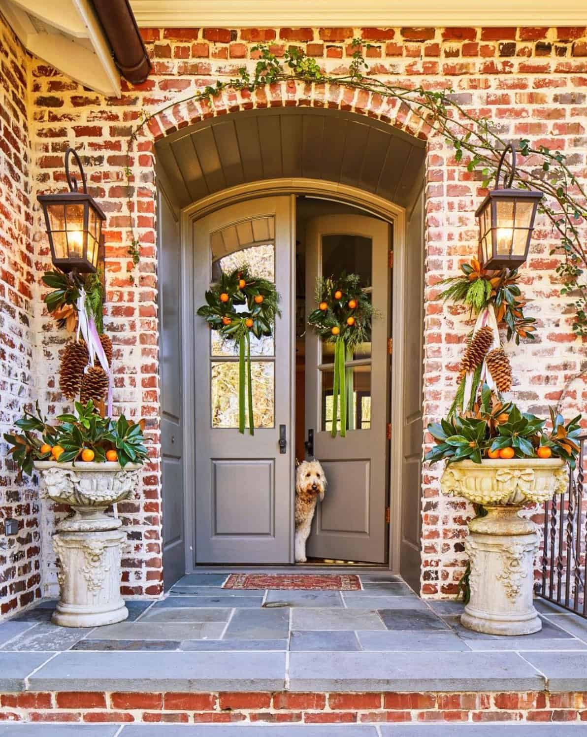 front-porch-decorated-with-citrus-accents-for-christmas