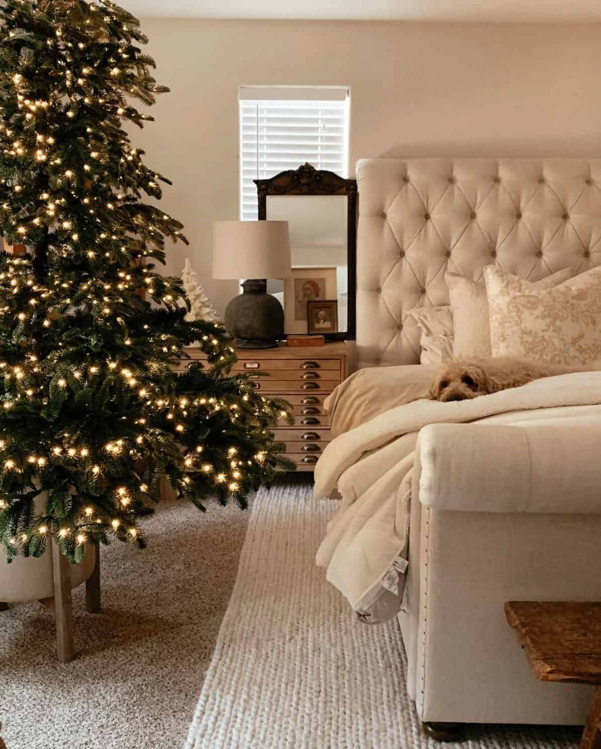 christmas-tree-in-the-bedroom