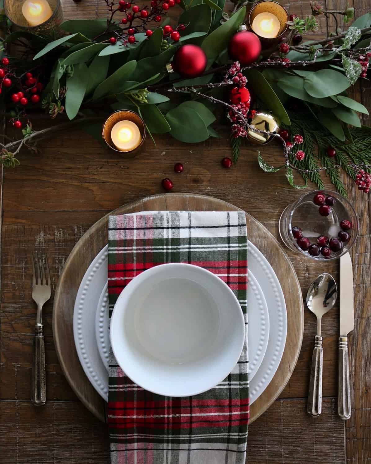 pretty-christmas-table-setting-with-plaid-accents