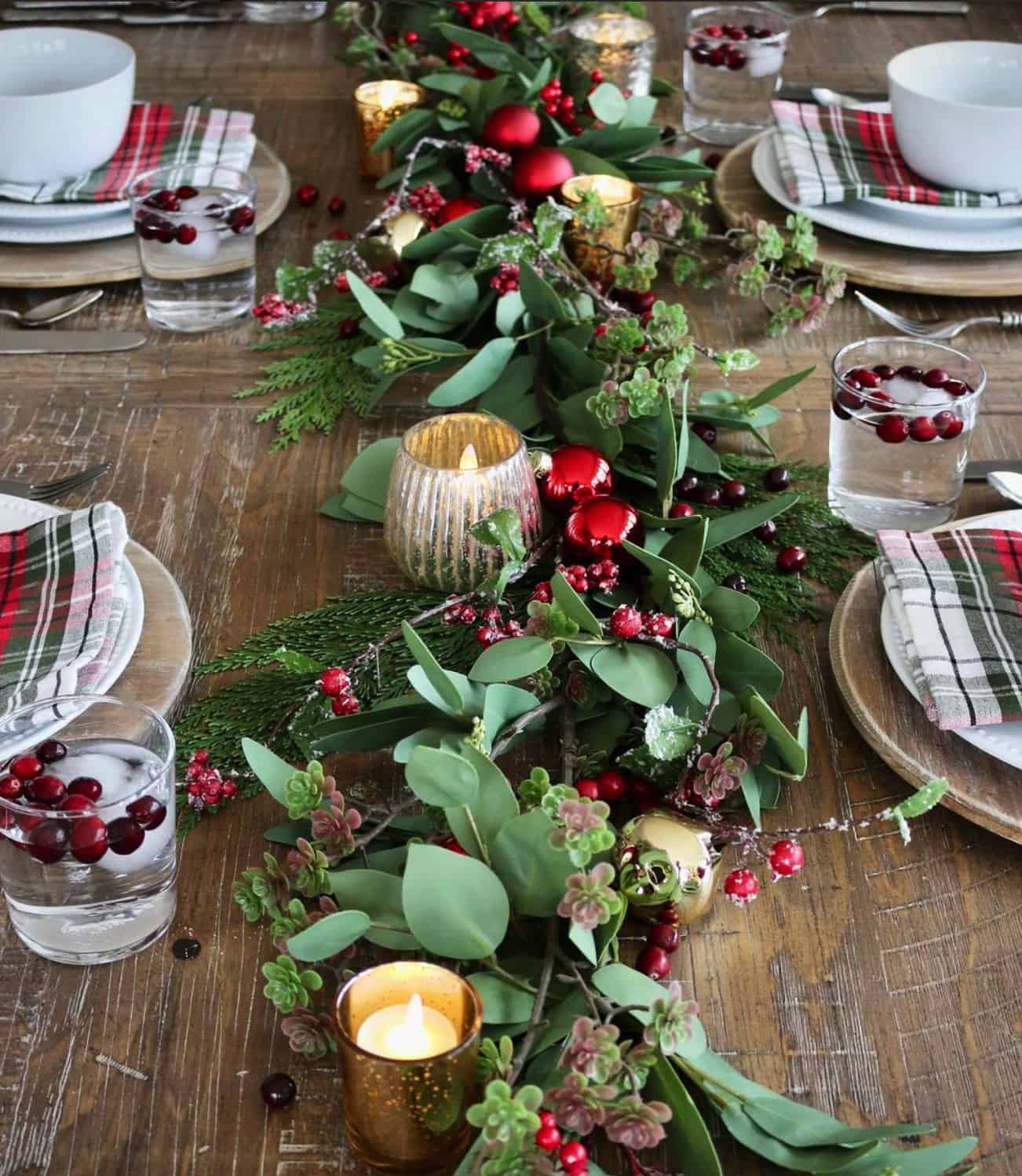 pretty-christmas-table-setting-with-garland-centerpiece