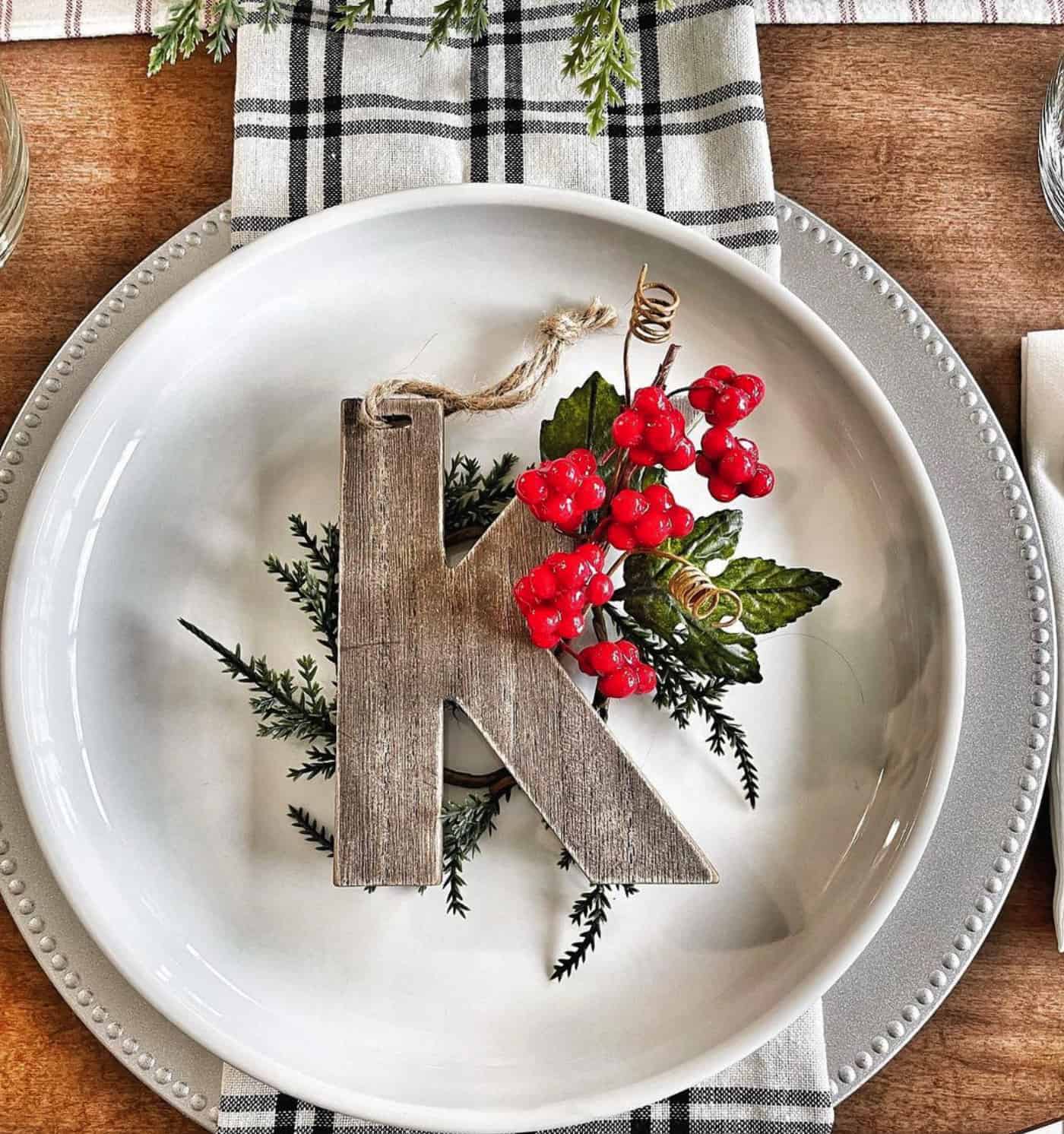 beautiful-christmas-table-place-setting