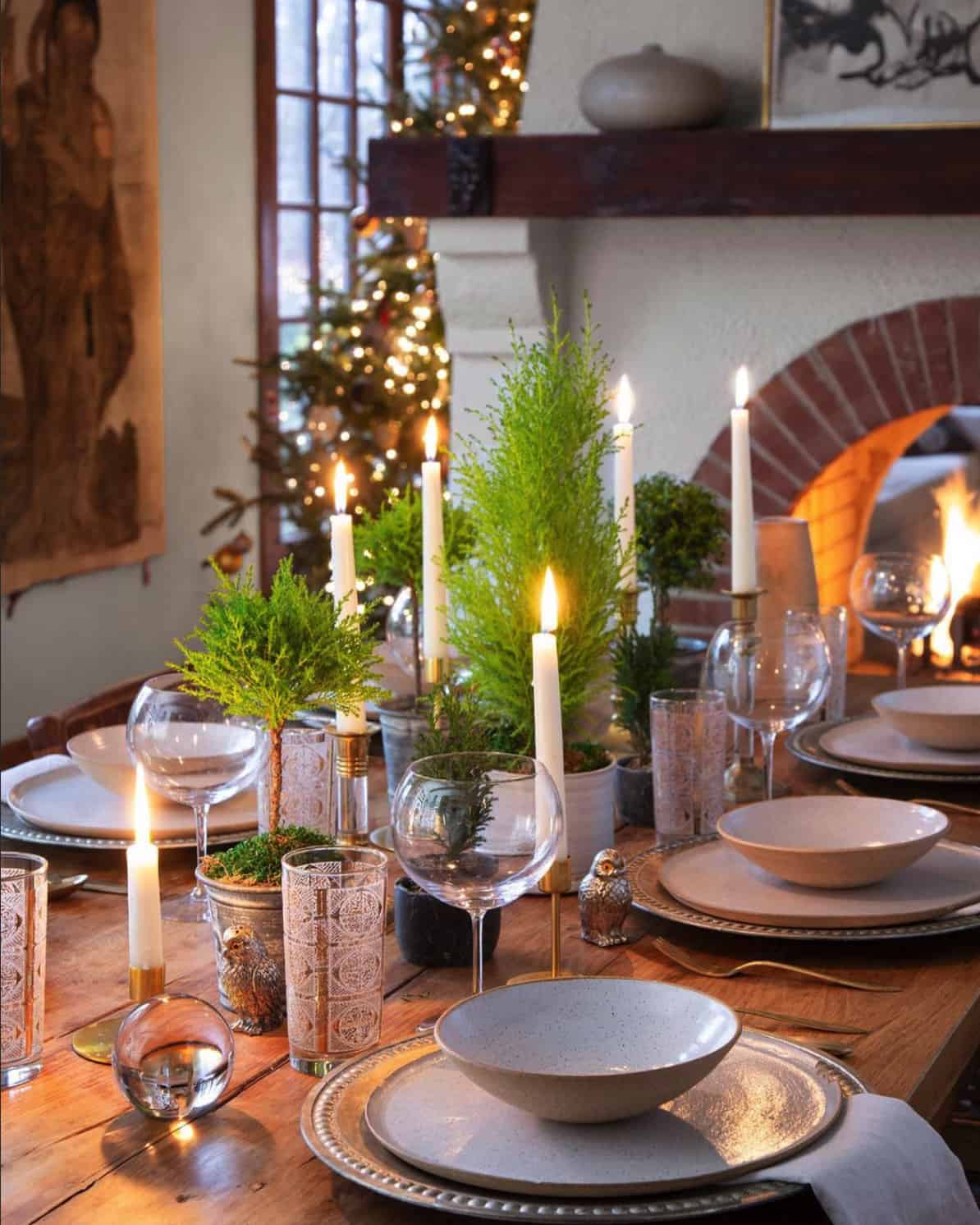 christmas-decorated-dining-table