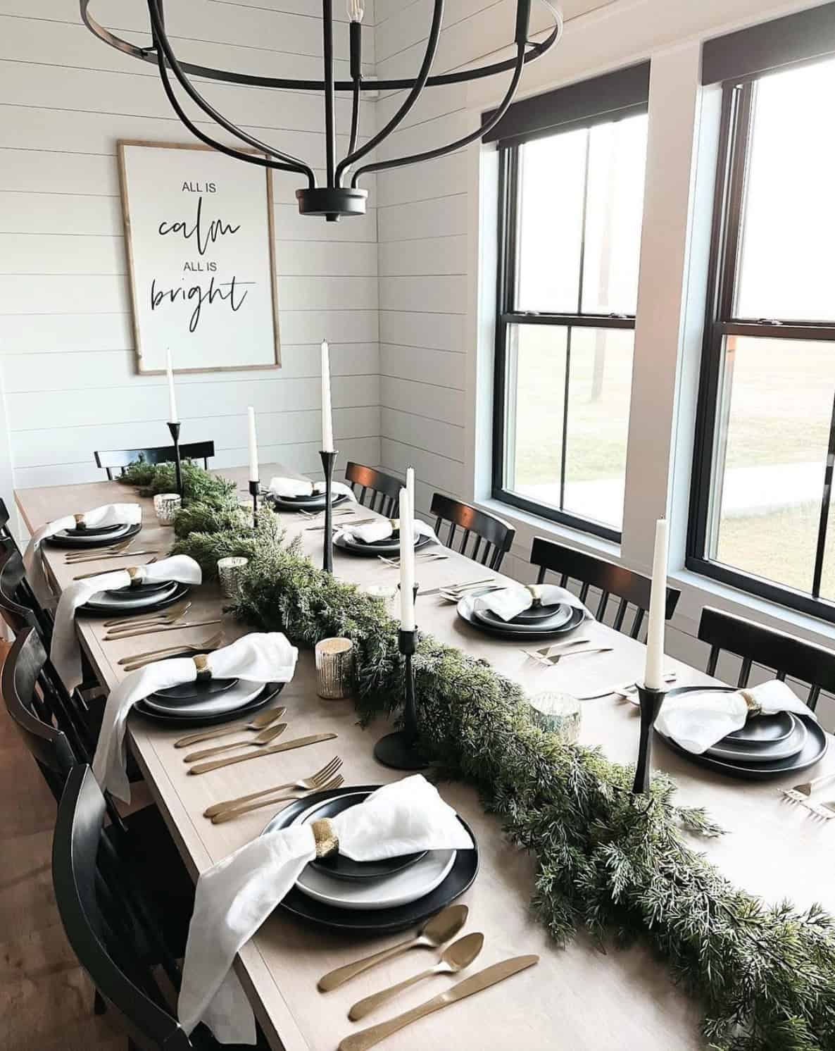 farmhouse-style-christmas-decorated-dining-table
