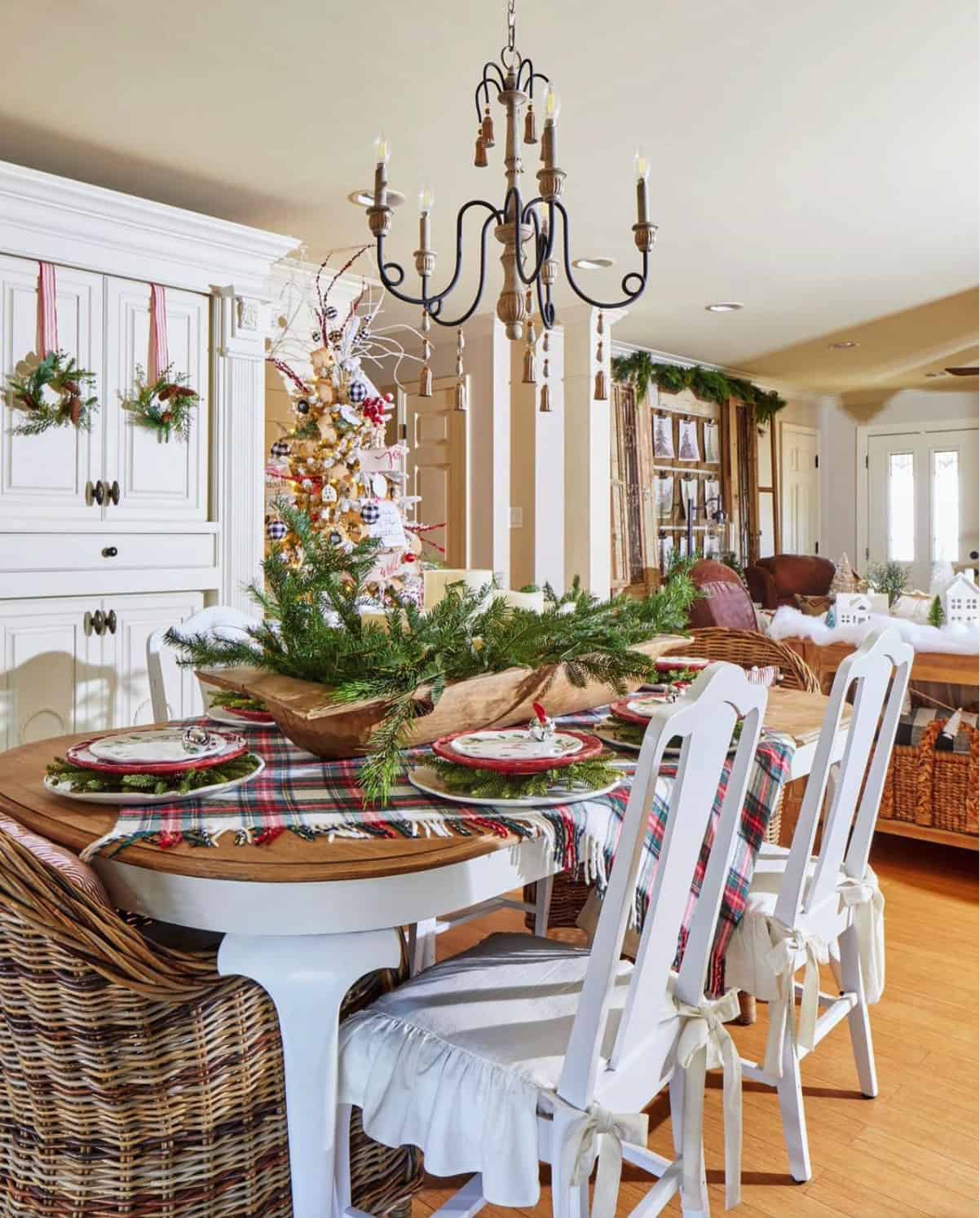 farmhouse-style-dining-table-with-christmas-decor