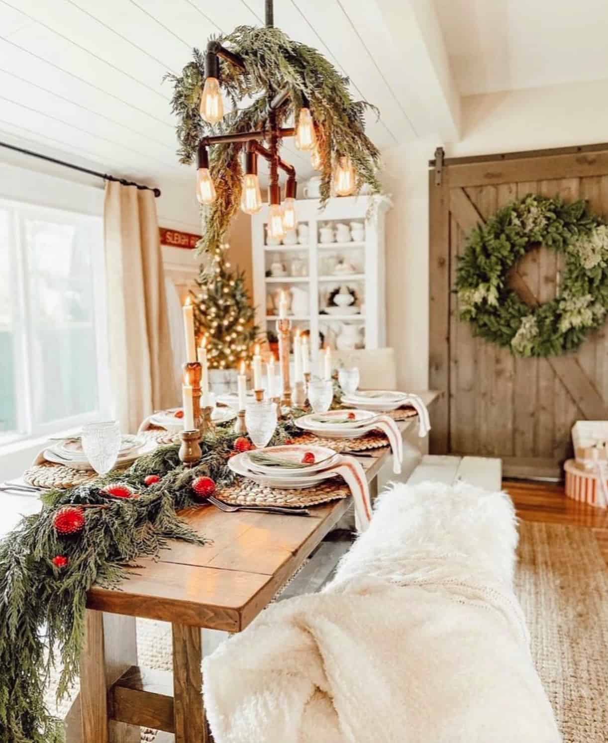 christmas-decorated-dining-table