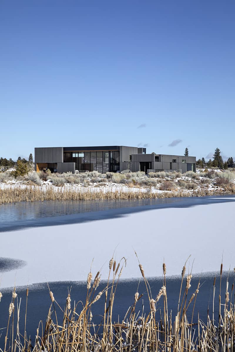 contemporary-home-exterior-landscape-with-snow