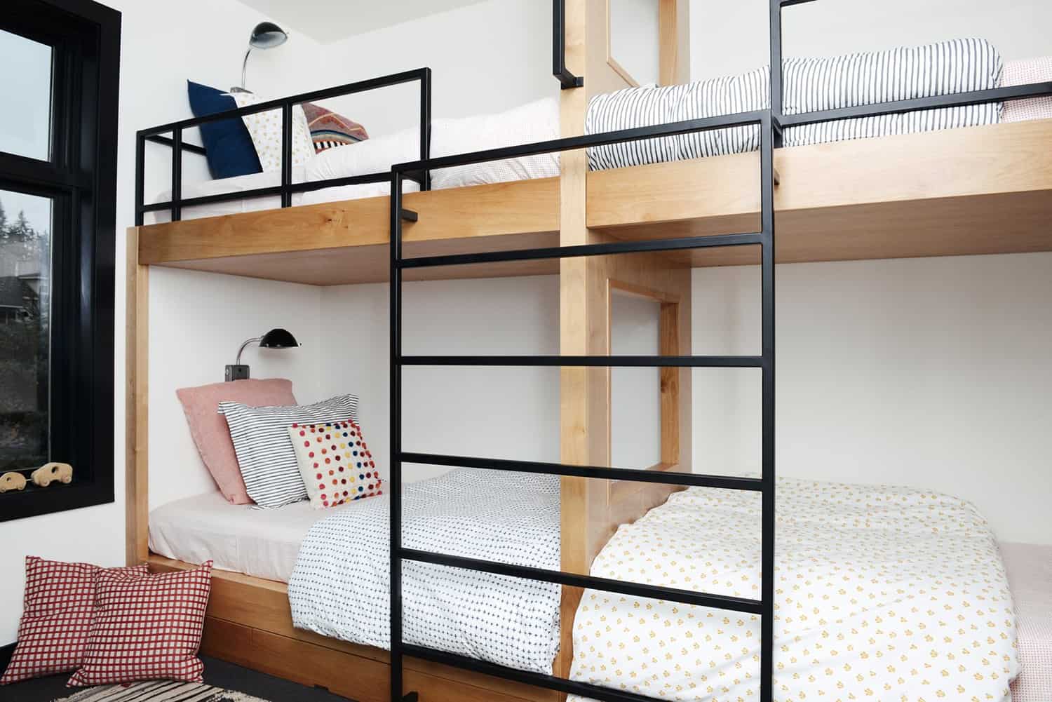 alpine-chalet-bunk-bedroom