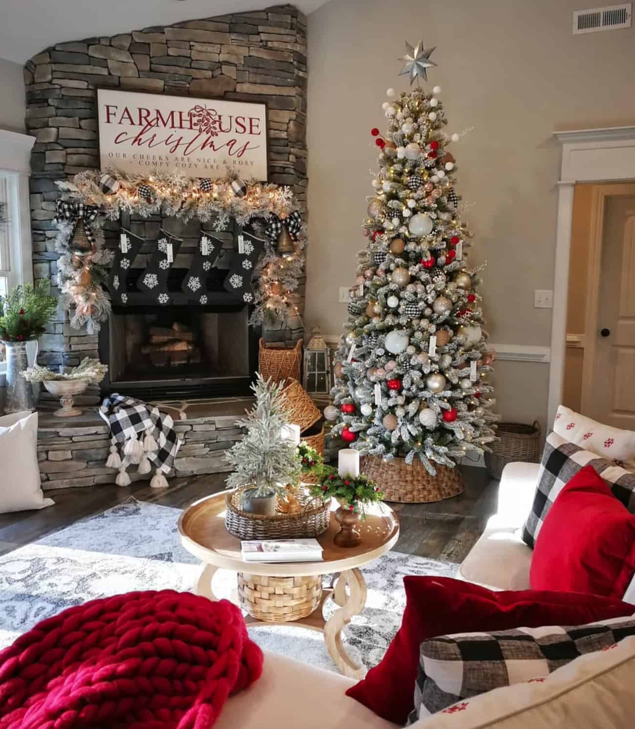 farmhouse-style-christmas-mantel-with-garland
