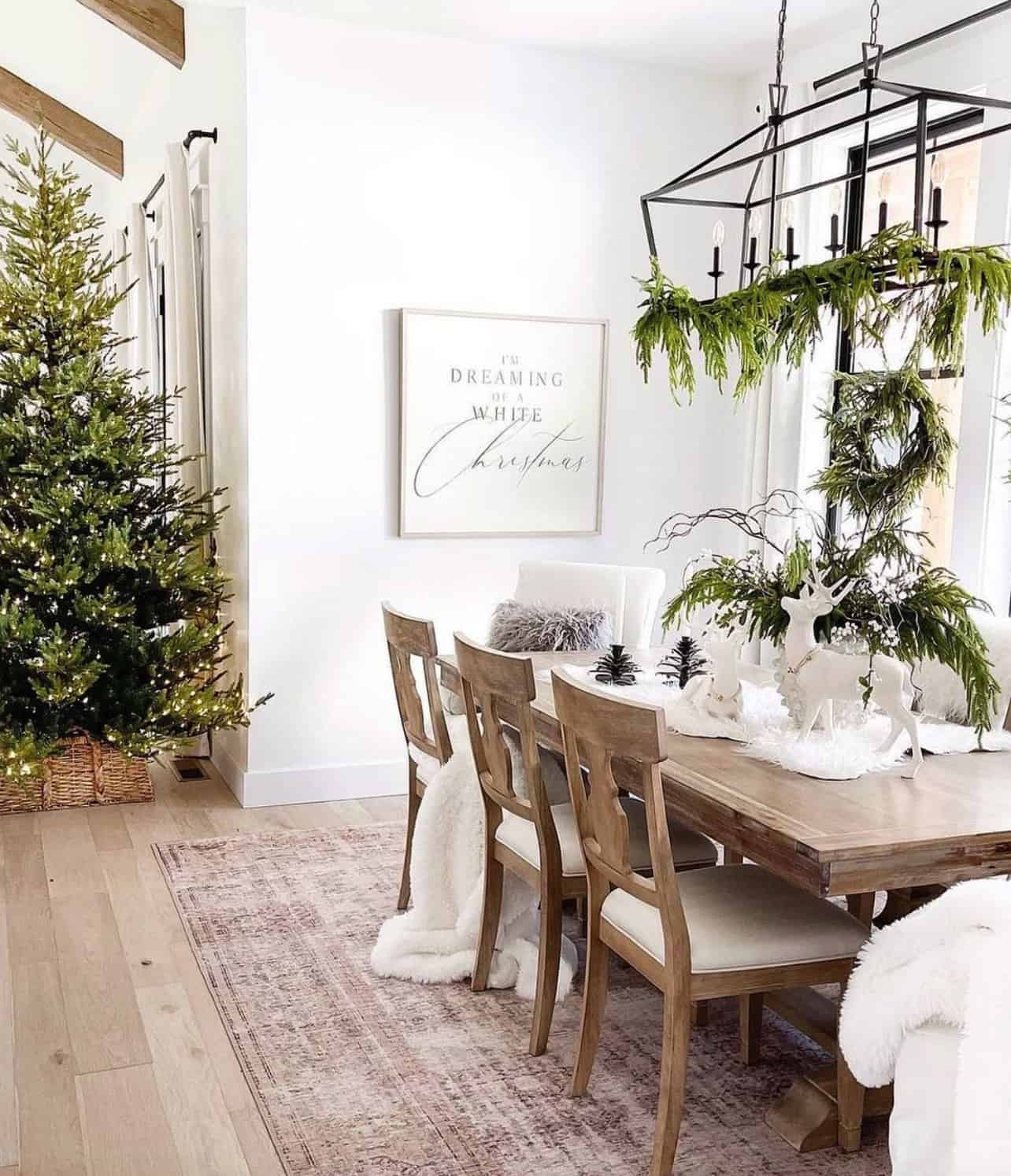 christmas-decorated-dining-room-with-garland-chandelier