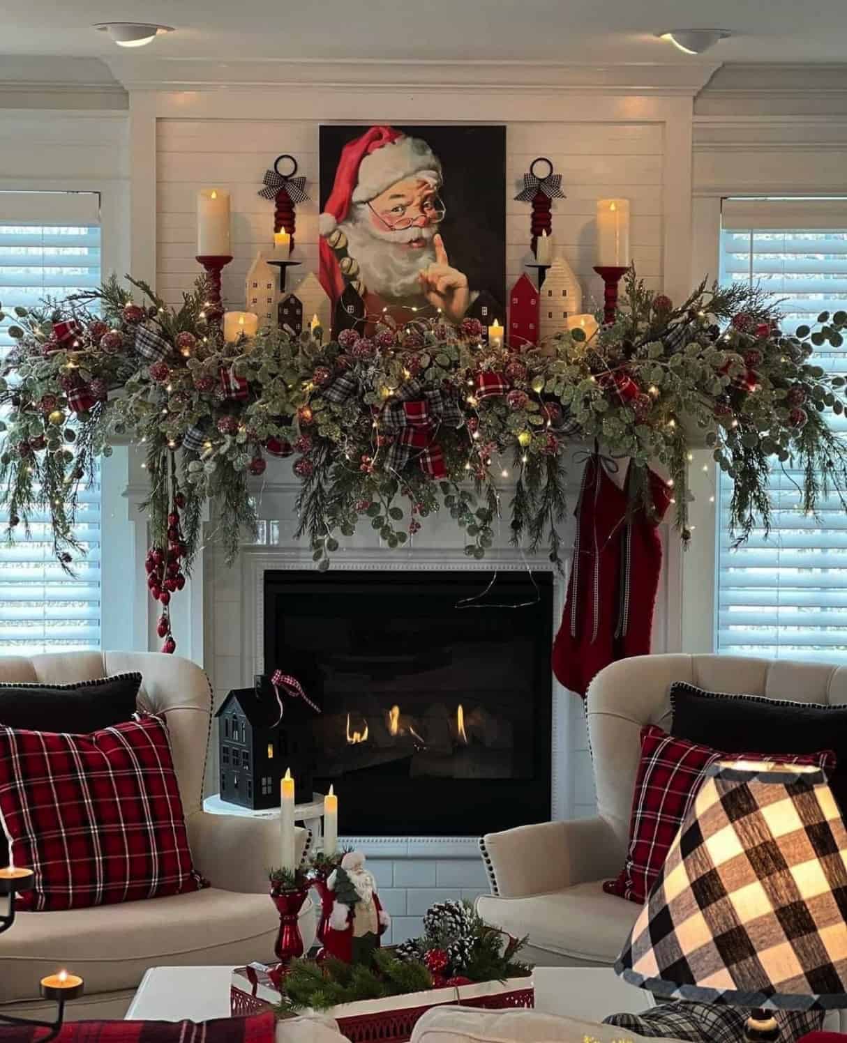 living-room-fireplace-mantel-with-garland