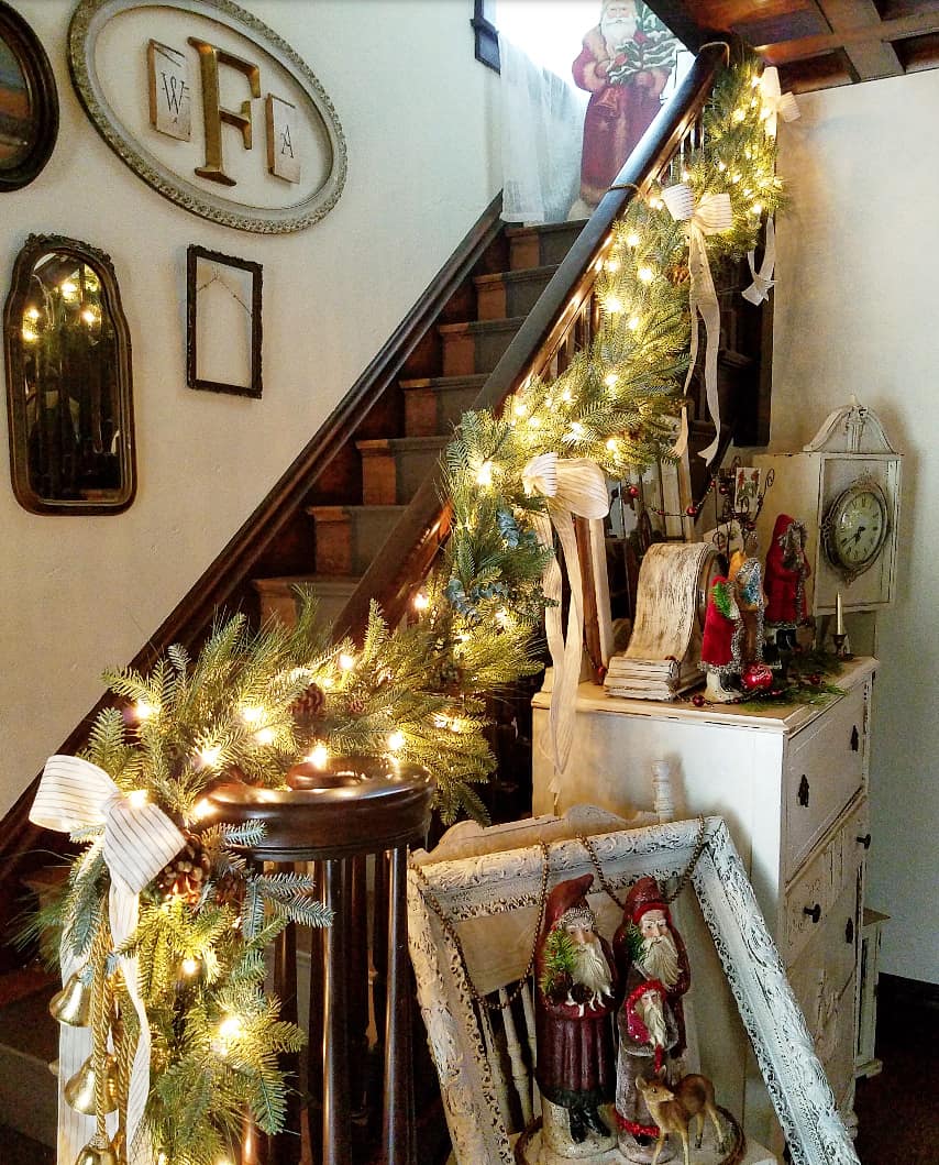 staircase-christmas-garland