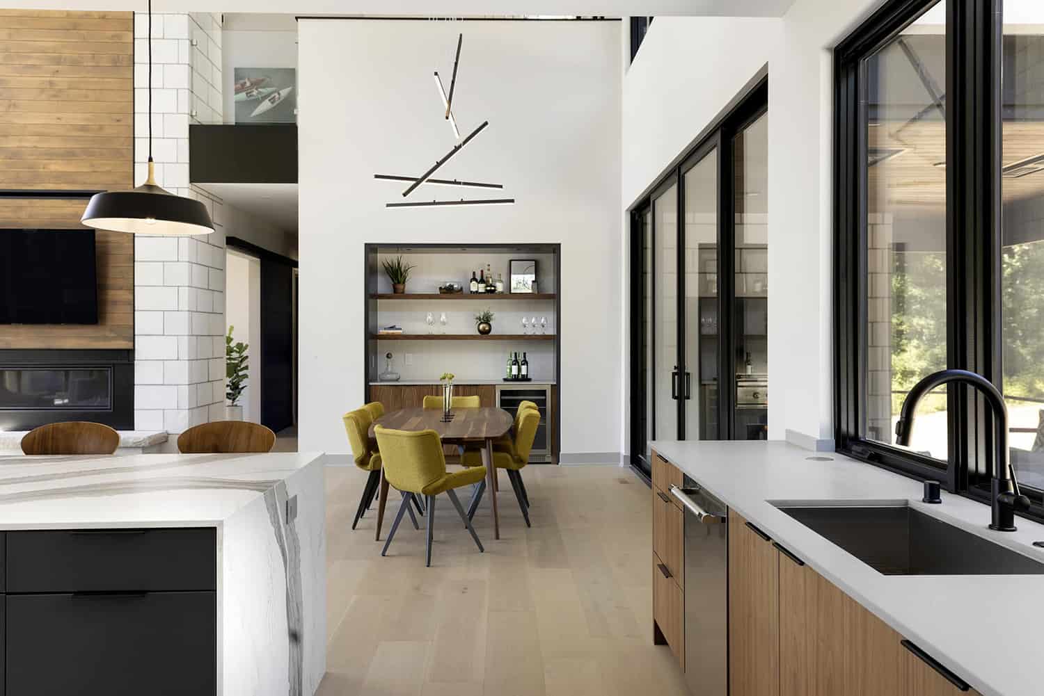 modern-kitchen-looking-to-dining-room