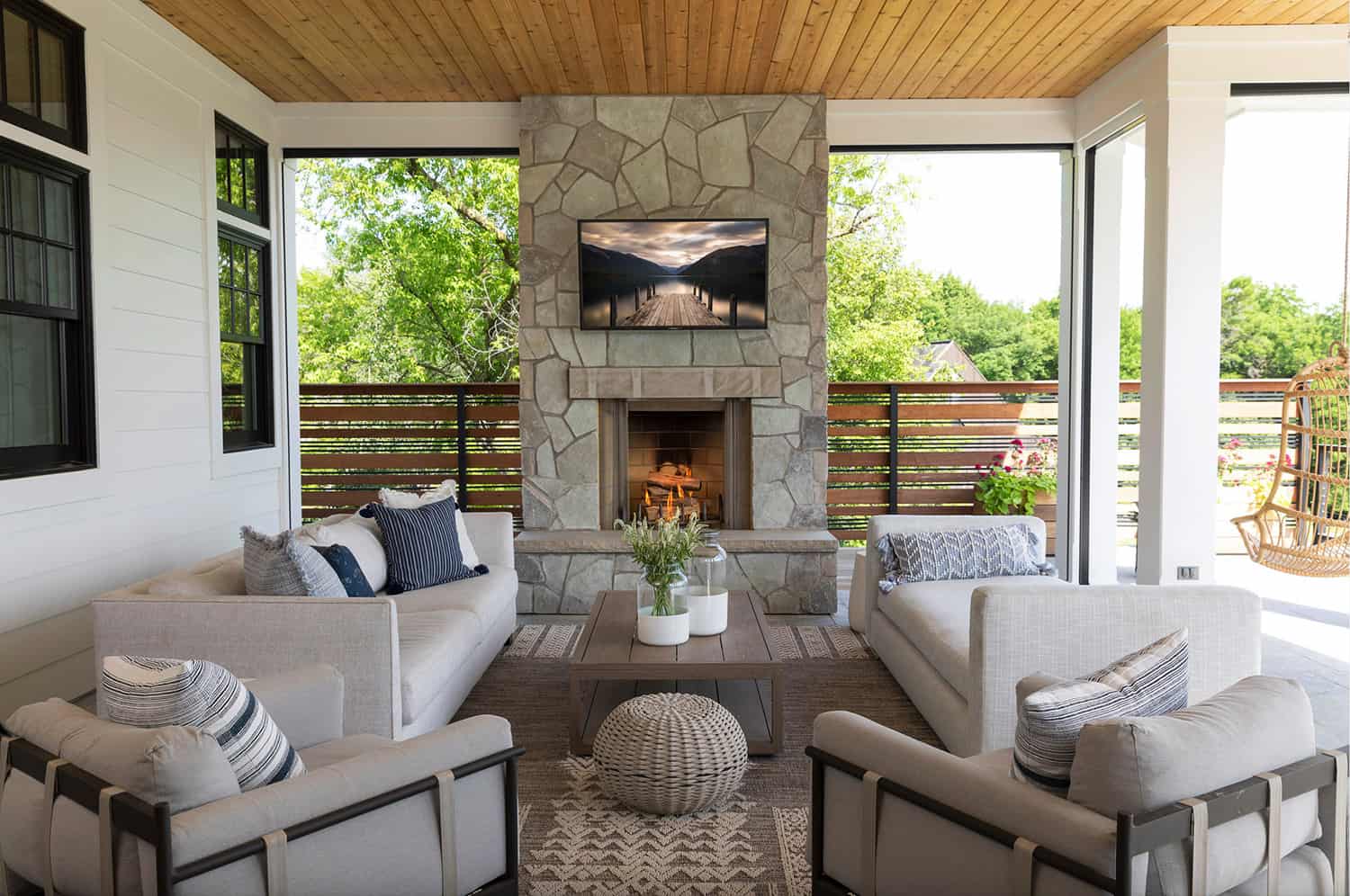 contemporary-farmhouse-outdoor-covered-porch