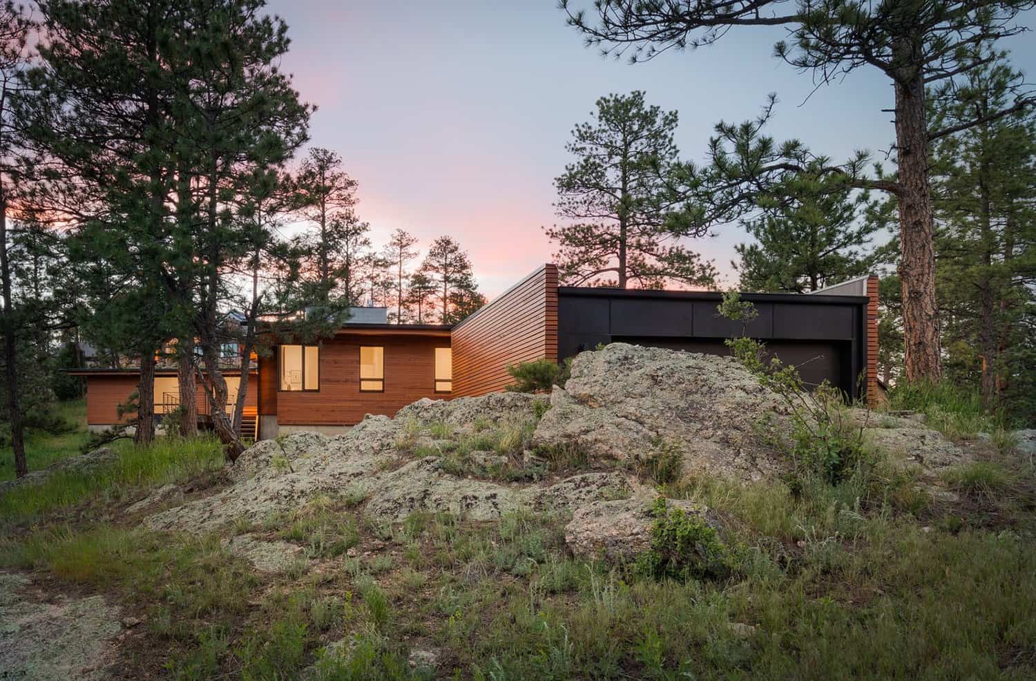 midcentury-modern-mountain-house-exterior