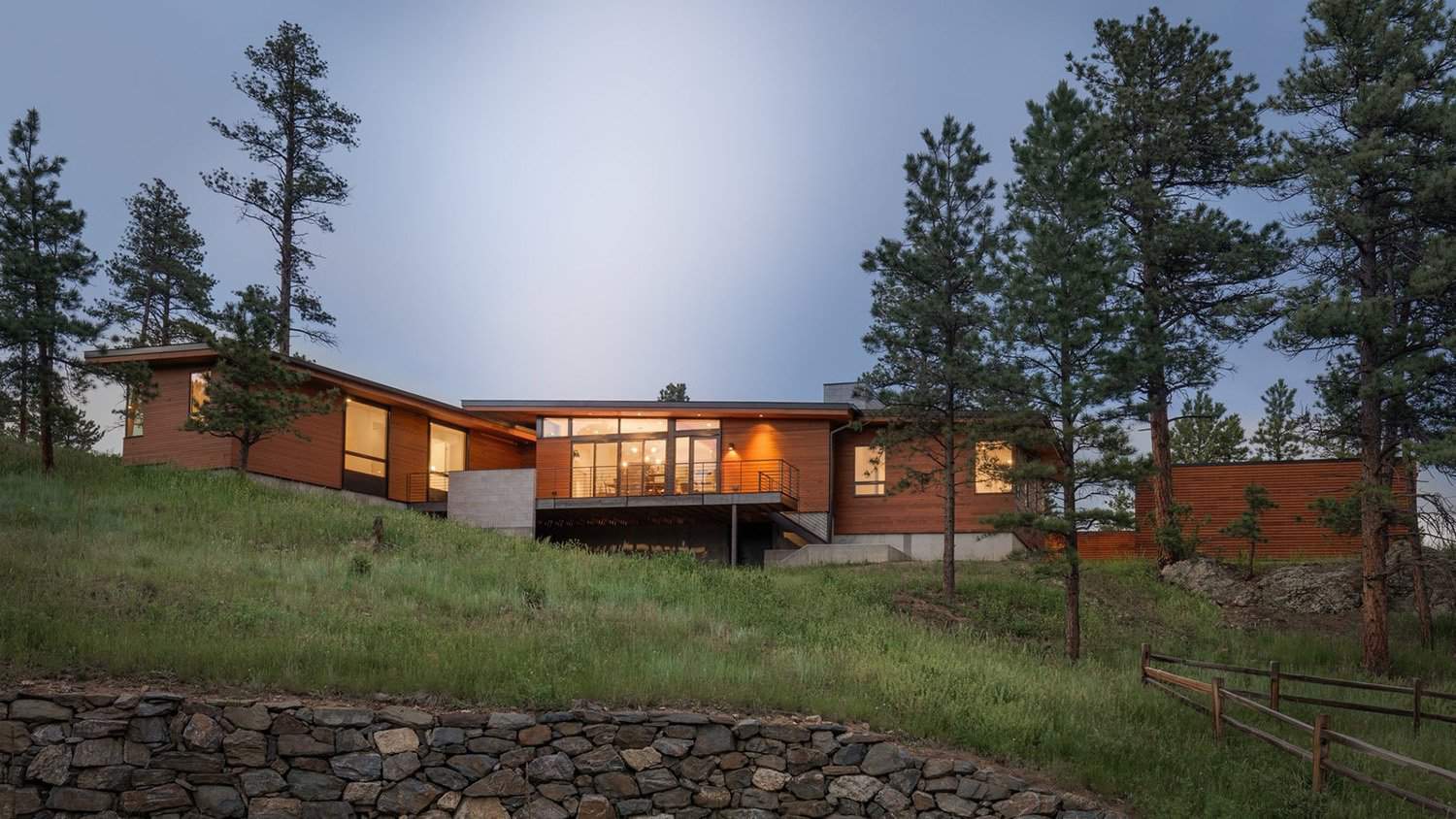 midcentury-modern-mountain-house-exterior
