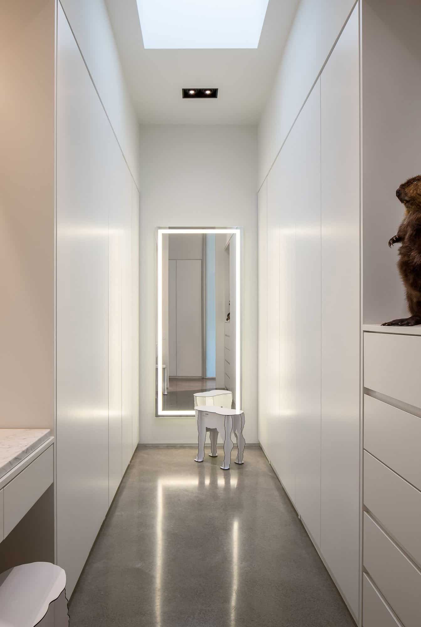 minimalist-bedroom-closet