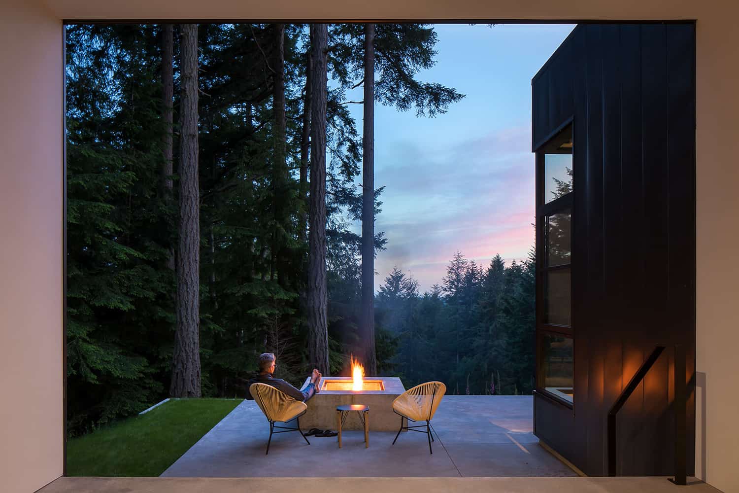 minimalist-retreat-patio-with-a-fire-pit-dusk