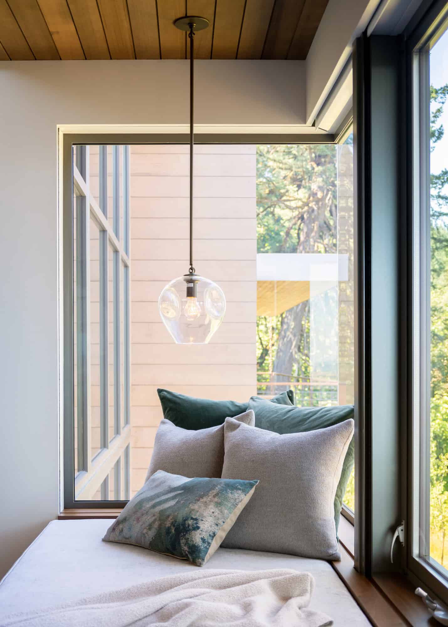 modern-bedroom-window-seat