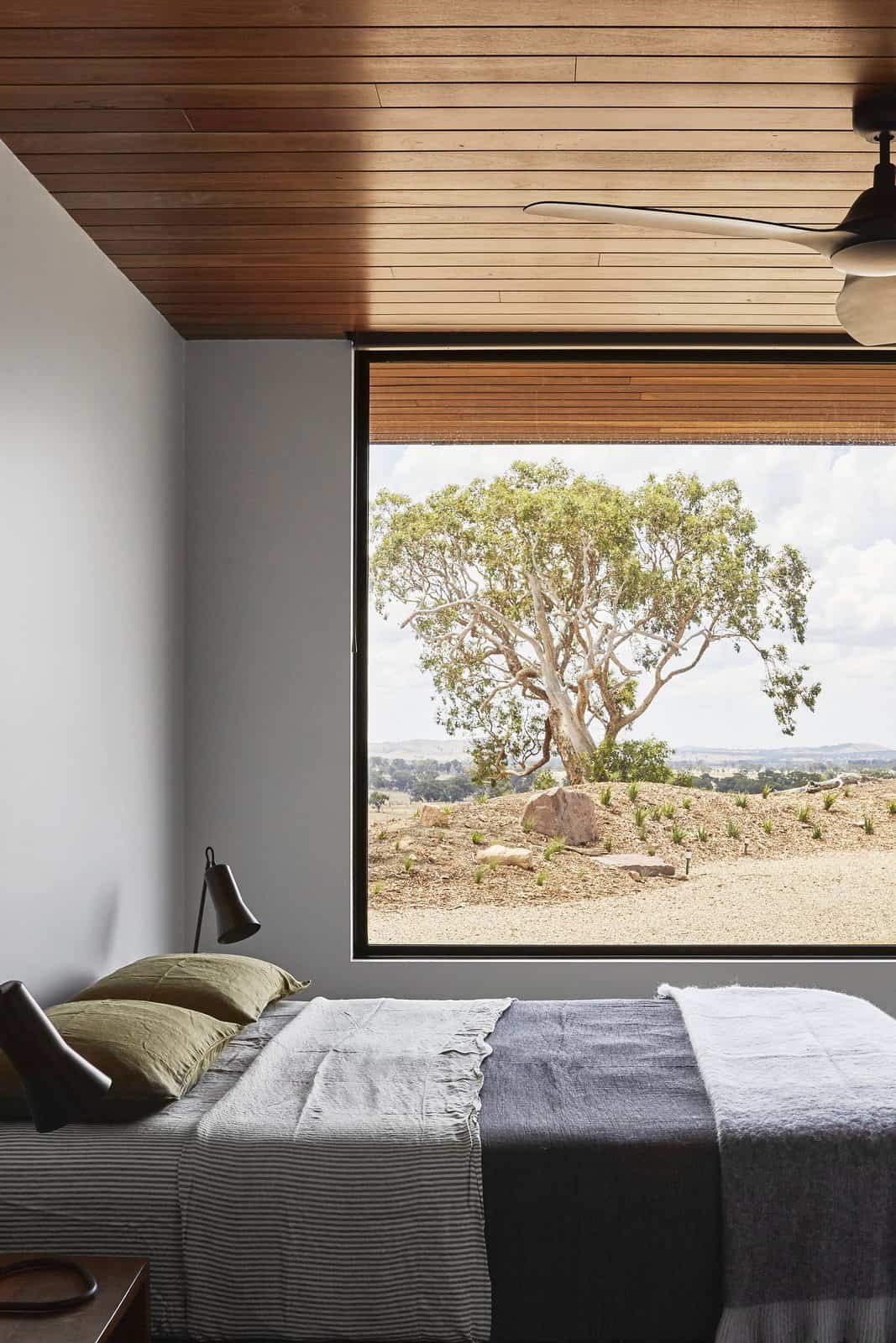 modern-off-grid-retreat-bedroom