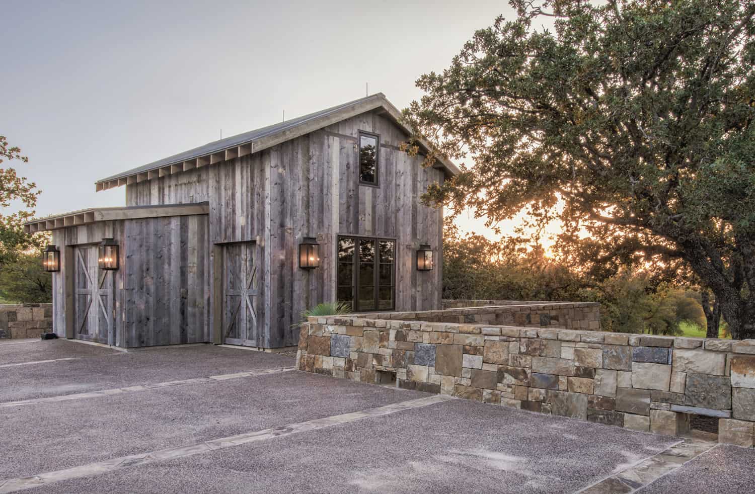 rustic-ranch-house-garage