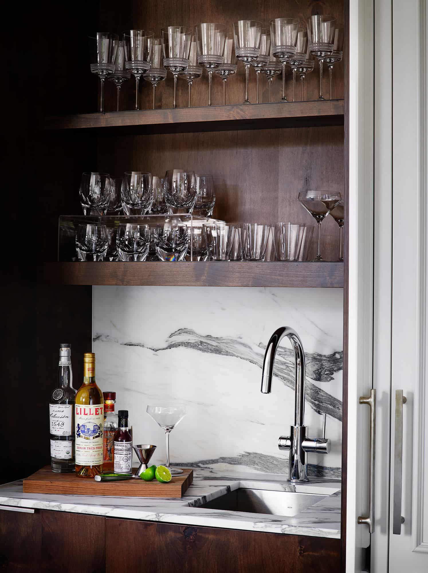traditional-style-home-bar