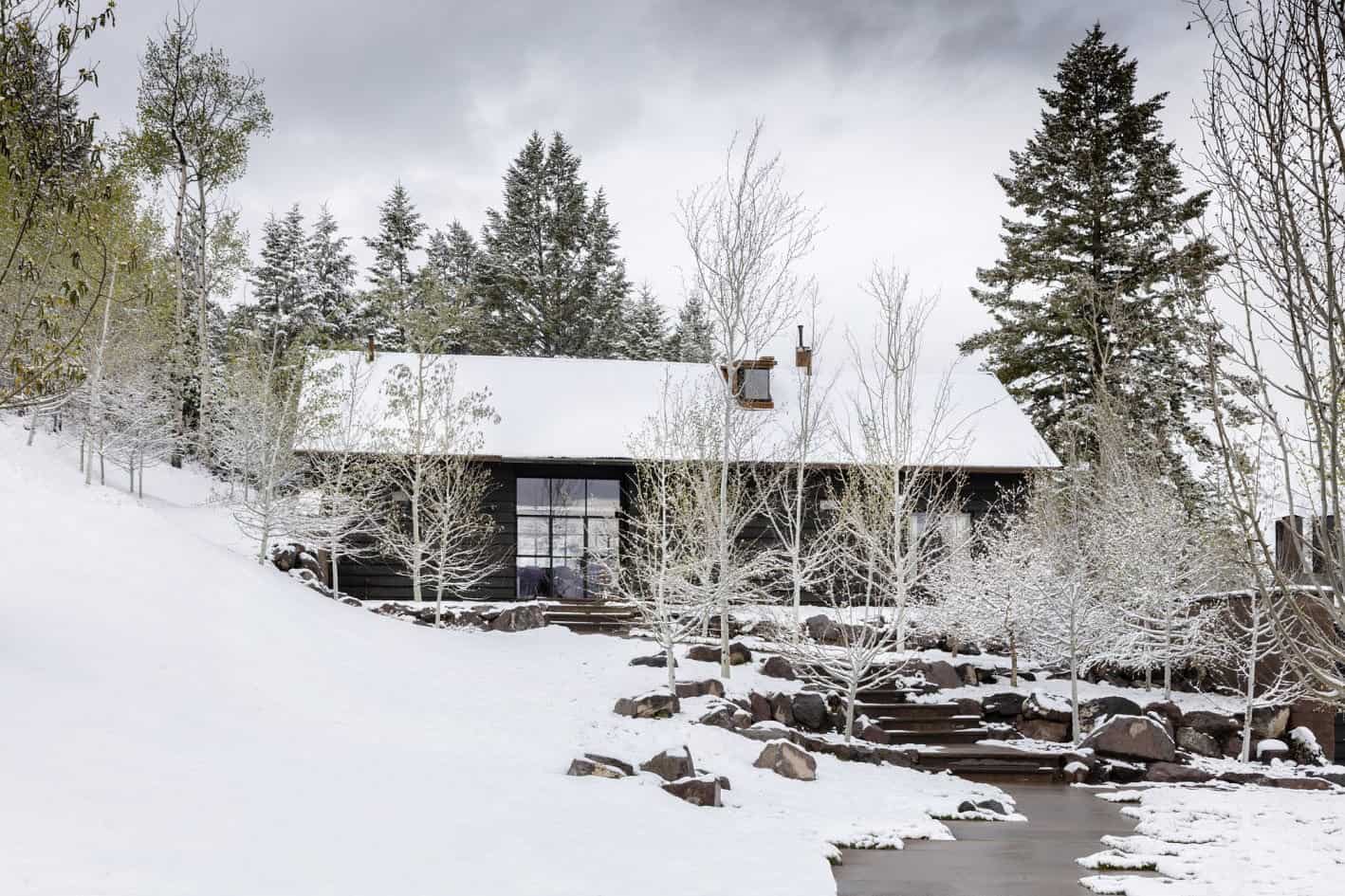 modern-mountain-cabin-exterior-with-snow