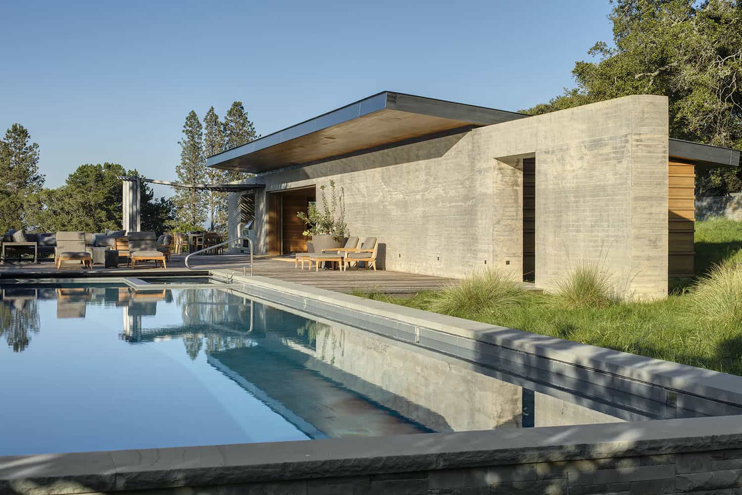 contemporary-home-swimming-pool