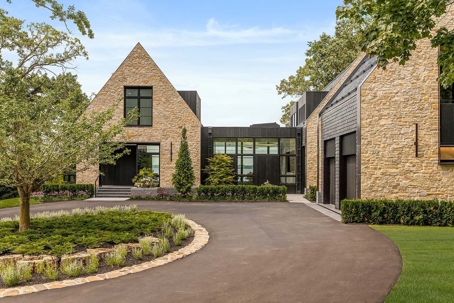 A remarkable stone and glass cottage in harmony with Lake Minnetonka