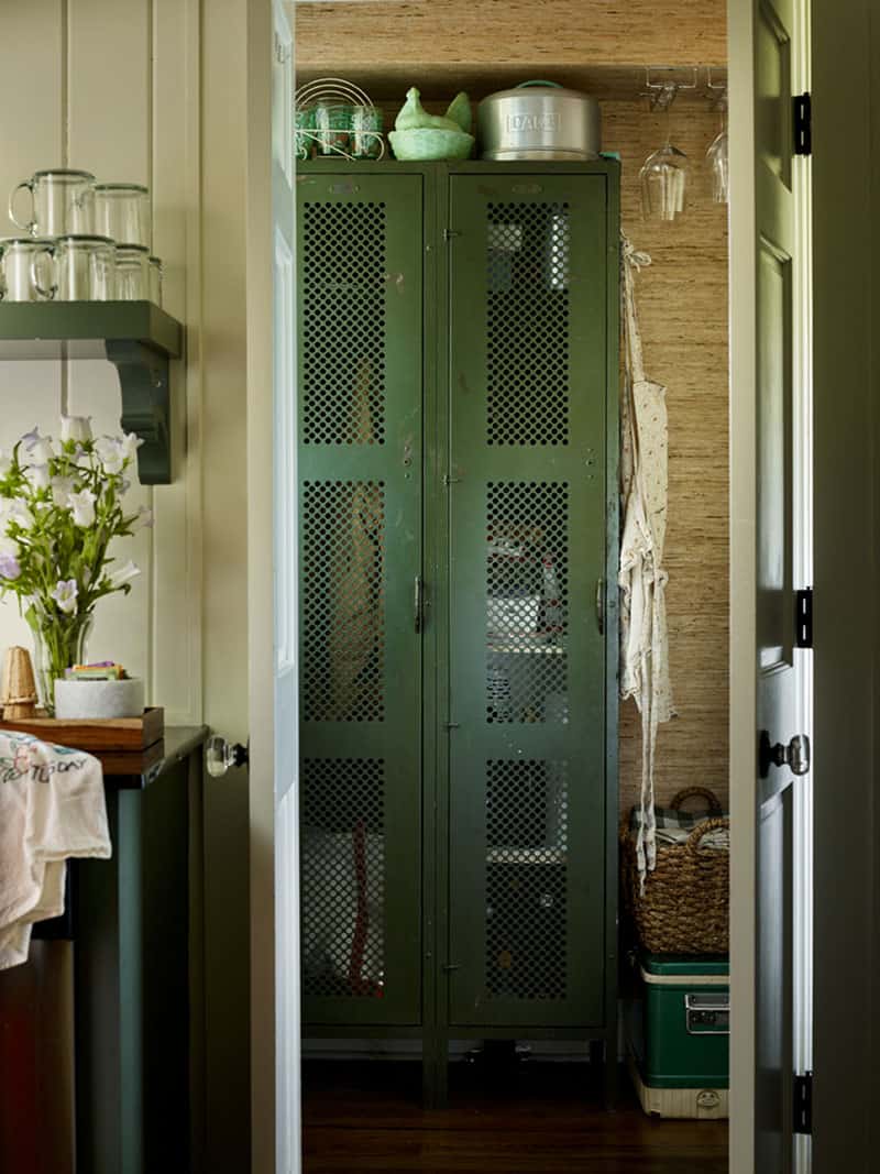beach-style-mudroom-entry