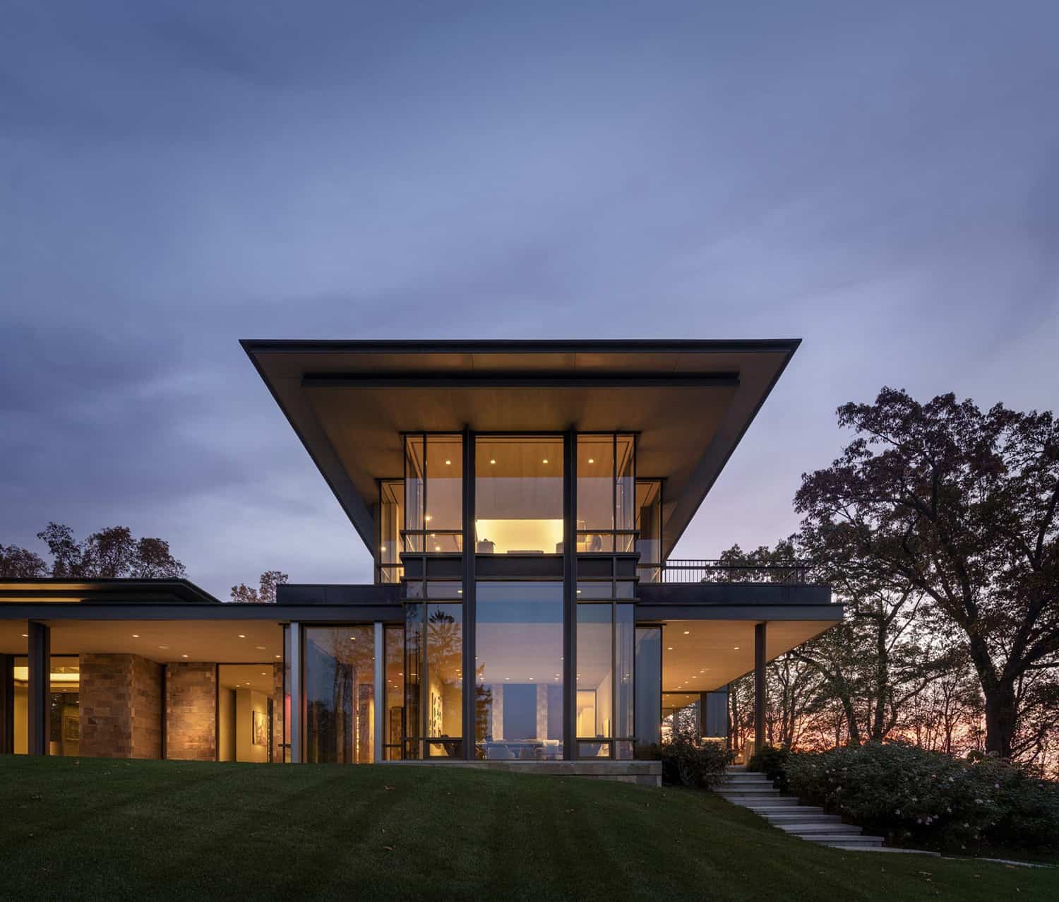 modern-country-house-exterior-dusk