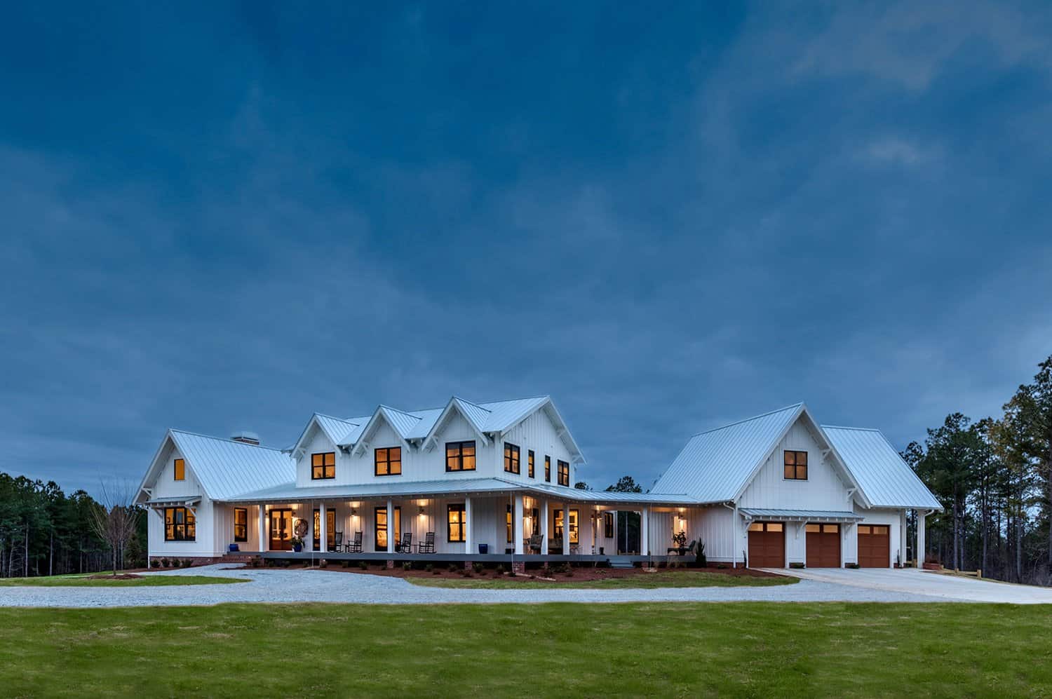 modern-farmhouse-home-exterior-dusk