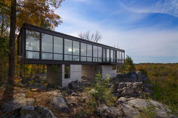 featured posts image for An amazing steel and glass house perched above the Potomac River
