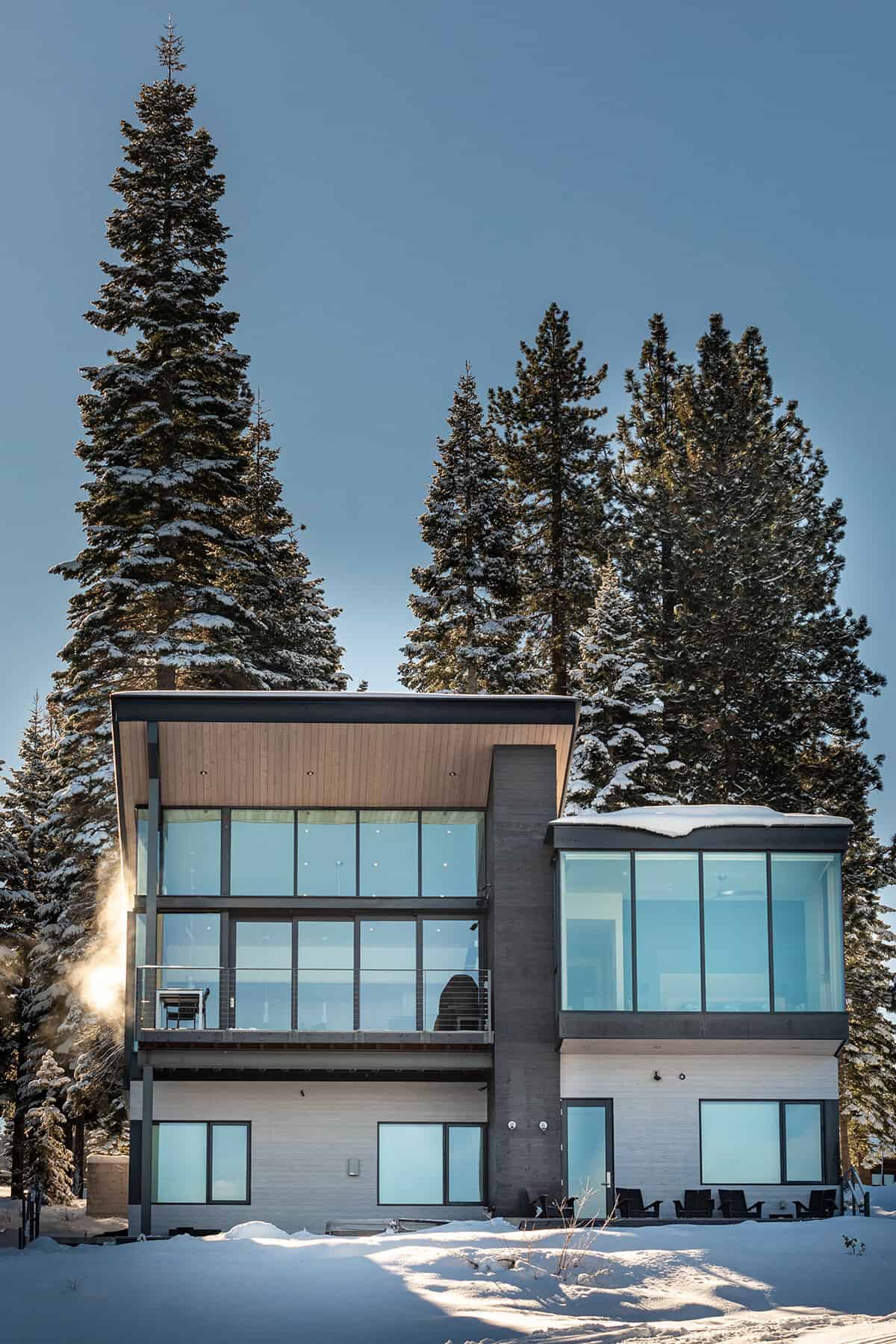 mountain-contemporary-home-exterior-with-snow